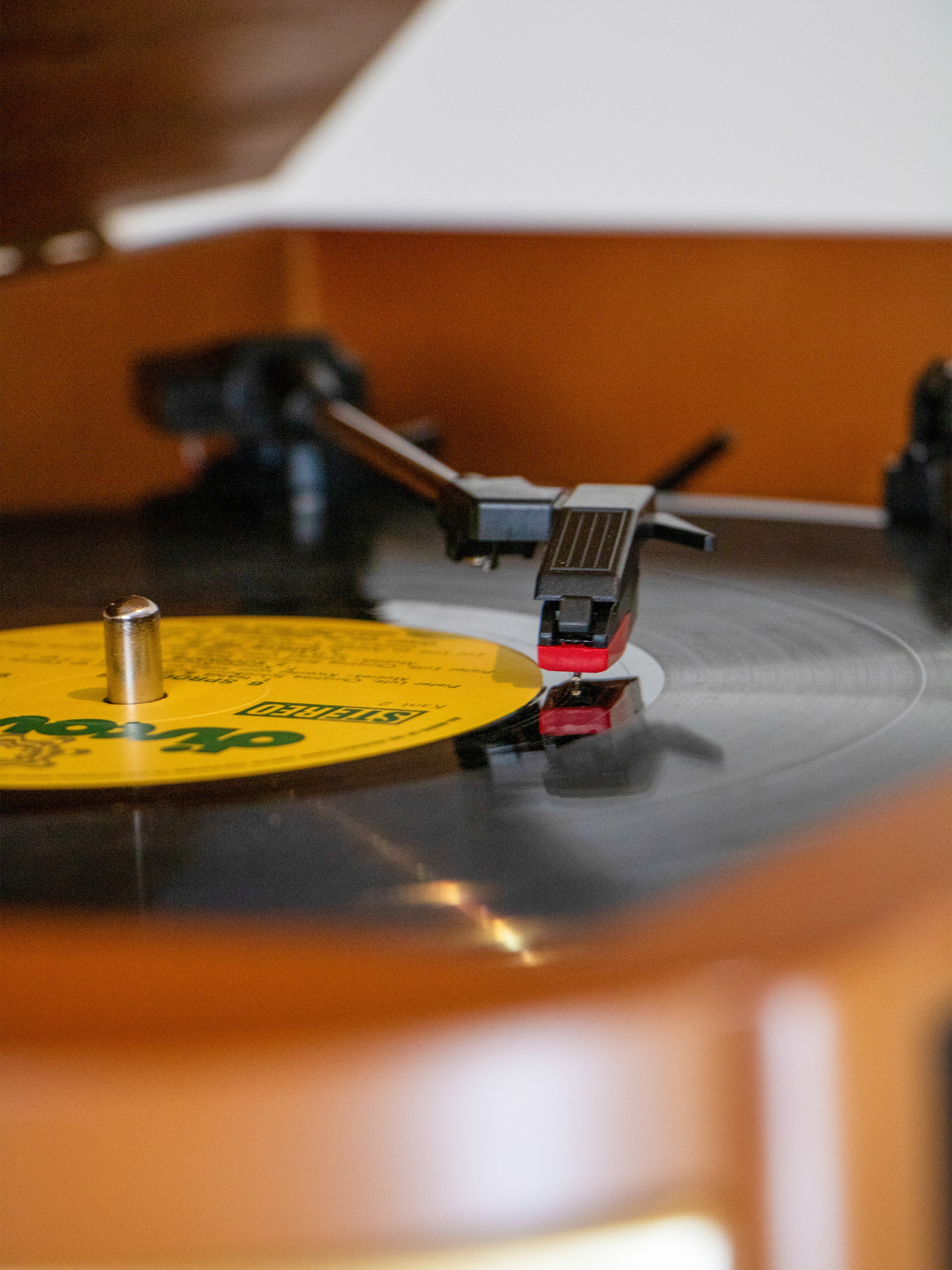 Classic Phono TCD-2551WD - Platine vinyle rétro en bois avec Bluetooth®, radio AM/FM, encodage USB, lecteur CD, lecteur de cassette et haut-parleurs intégrés - Bois - Image 17