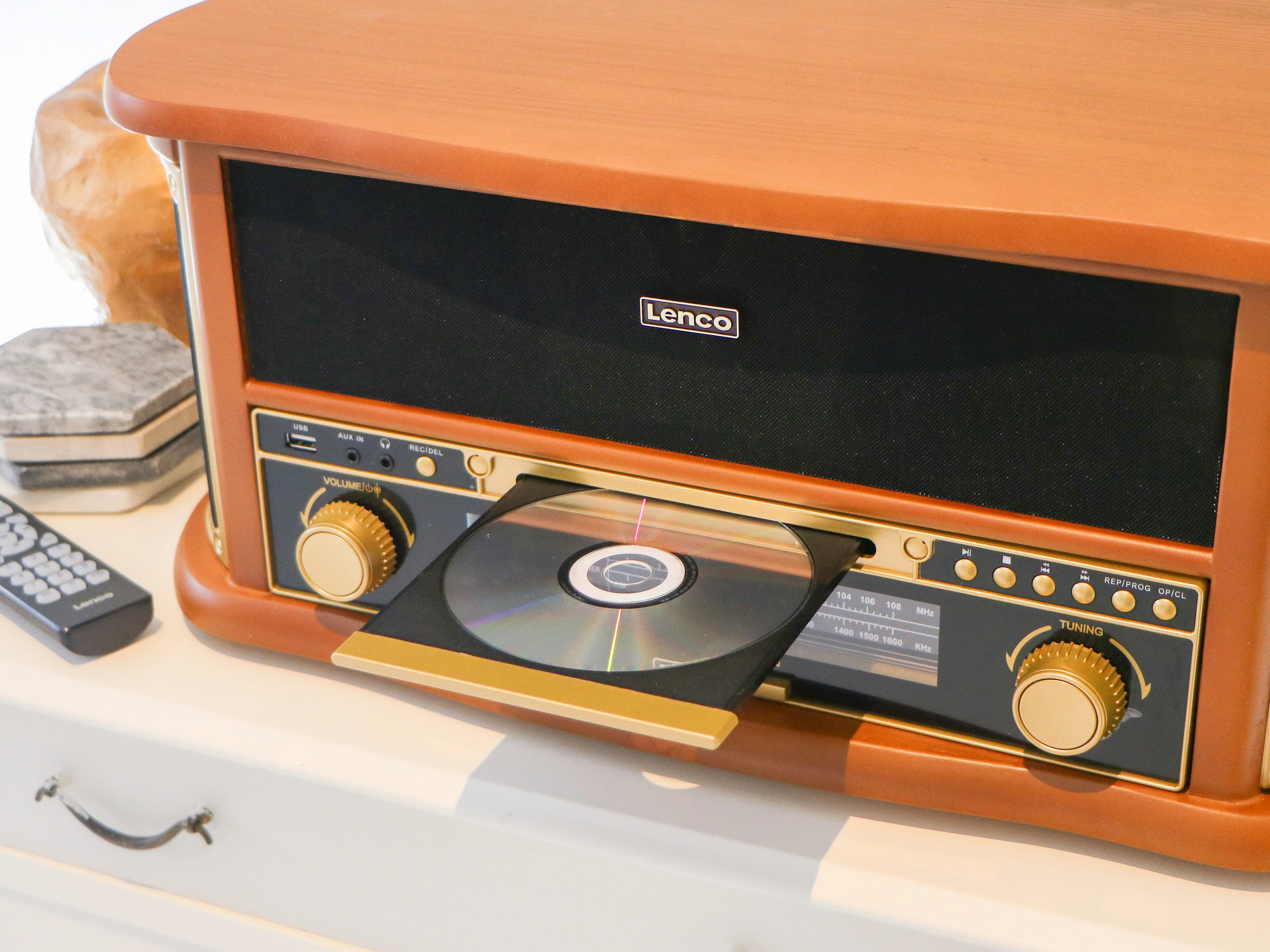 Classic Phono TCD-2551WD - Platine vinyle rétro en bois avec Bluetooth®, radio AM/FM, encodage USB, lecteur CD, lecteur de cassette et haut-parleurs intégrés - Bois - Image 18