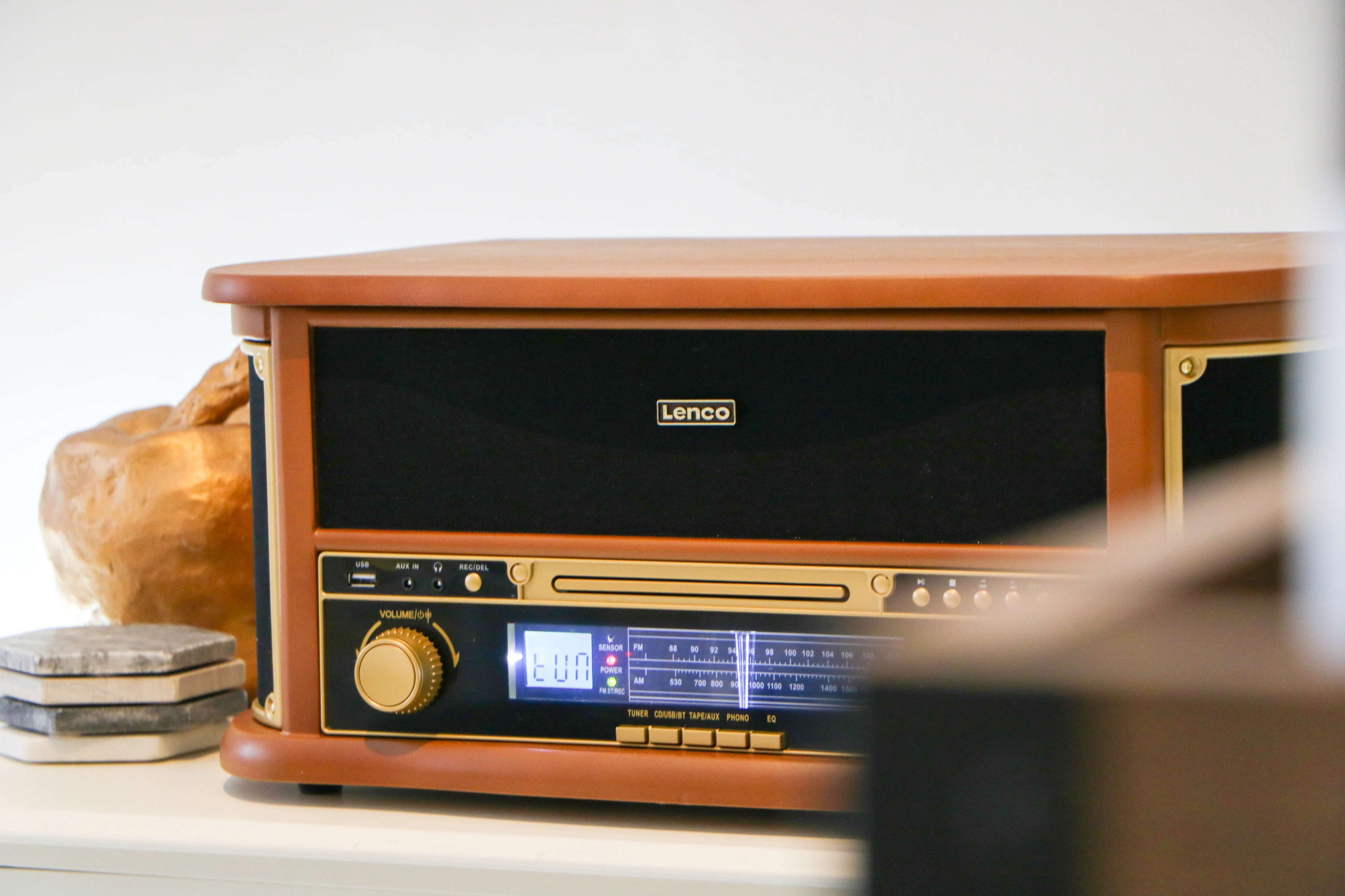 Classic Phono TCD-2551WD - Platine vinyle rétro en bois avec Bluetooth®, radio AM/FM, encodage USB, lecteur CD, lecteur de cassette et haut-parleurs intégrés - Bois - Image 20