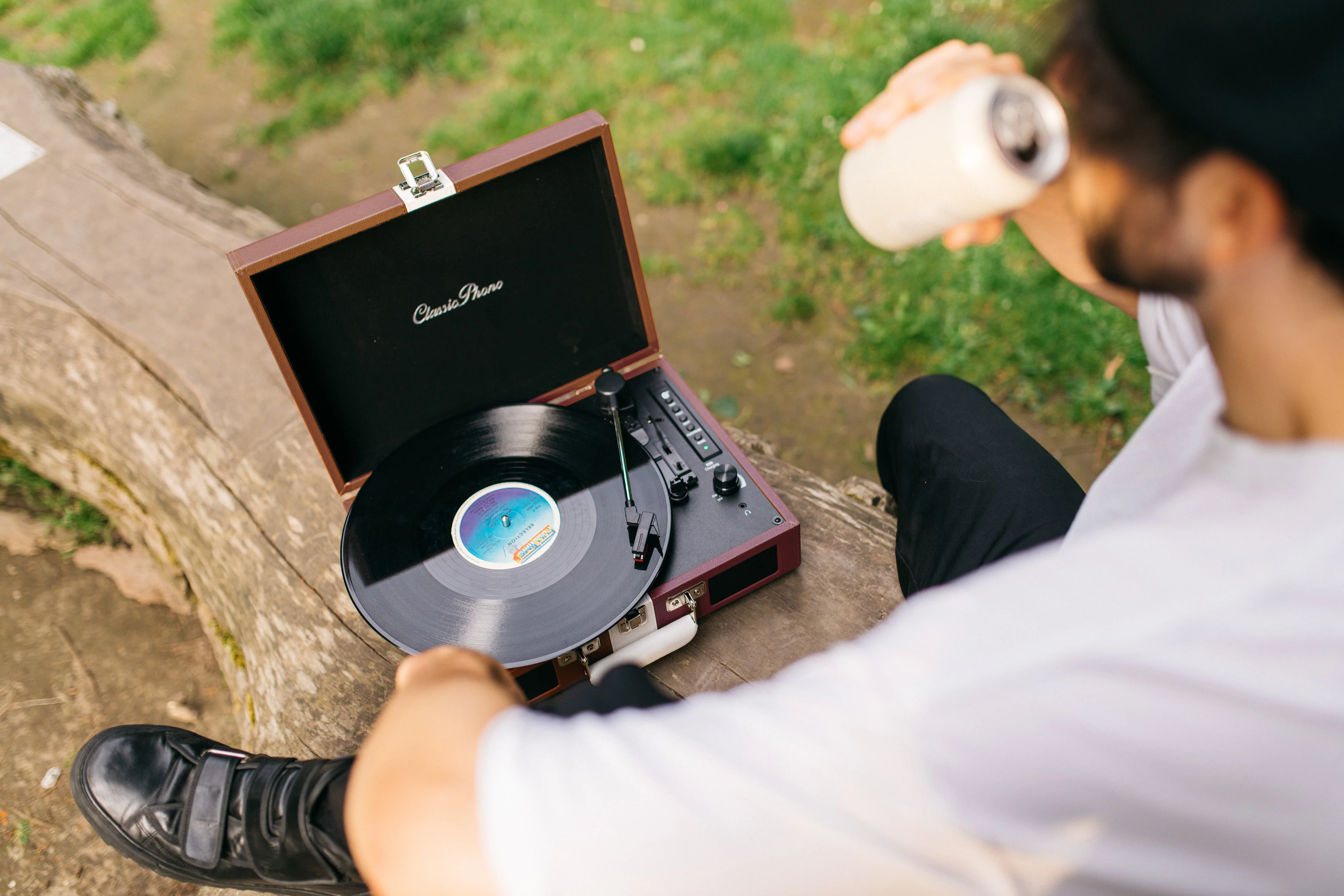 Classic Phono TT-120BNWH - Platine vinyle avec Bluetooth®, haut-parleurs intégrés et batterie rechargeable intégrée - Marron/Blanc - Image 10