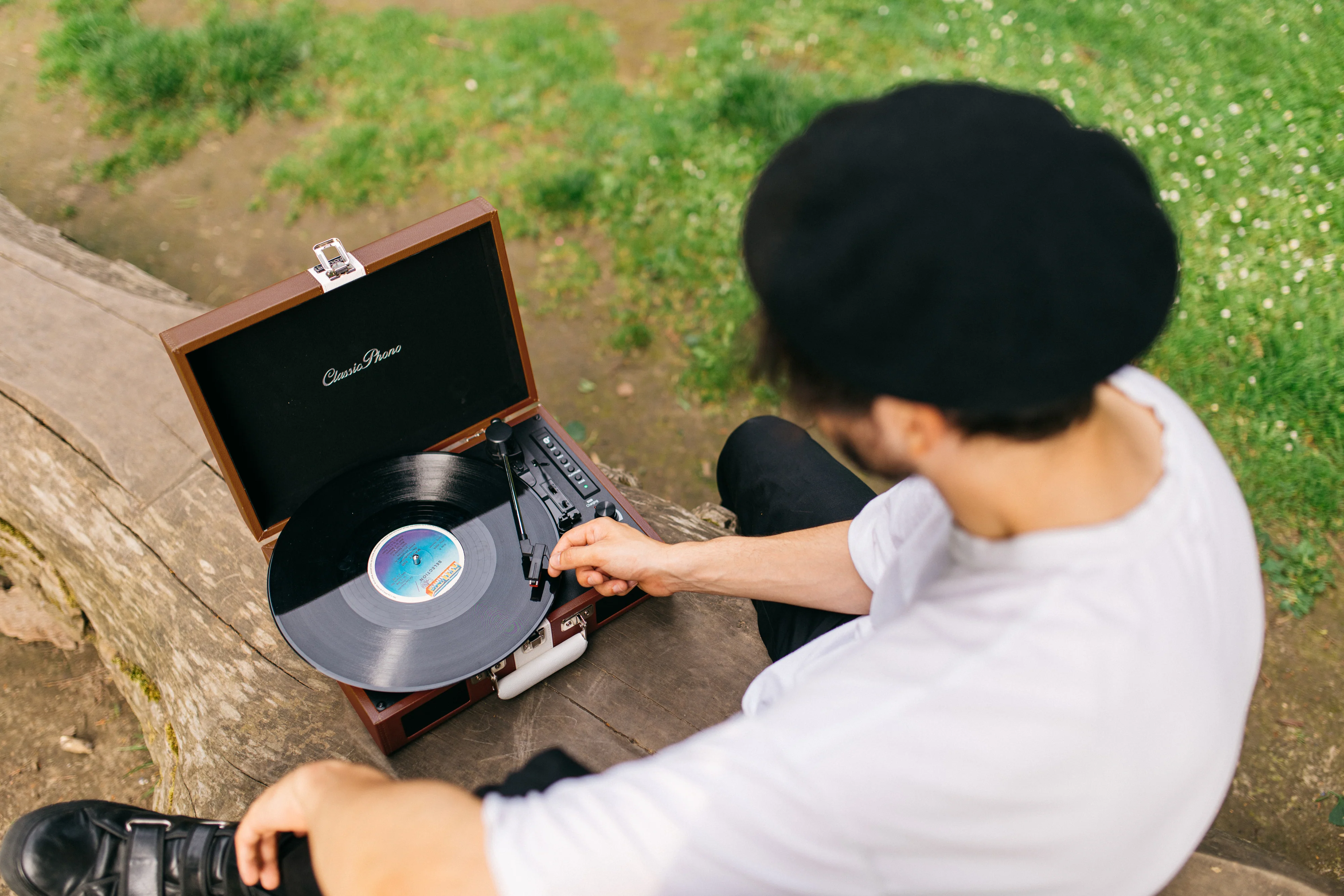 Classic Phono TT-120BNWH - Platine vinyle avec Bluetooth®, haut-parleurs intégrés et batterie rechargeable intégrée - Marron/Blanc - Image 11