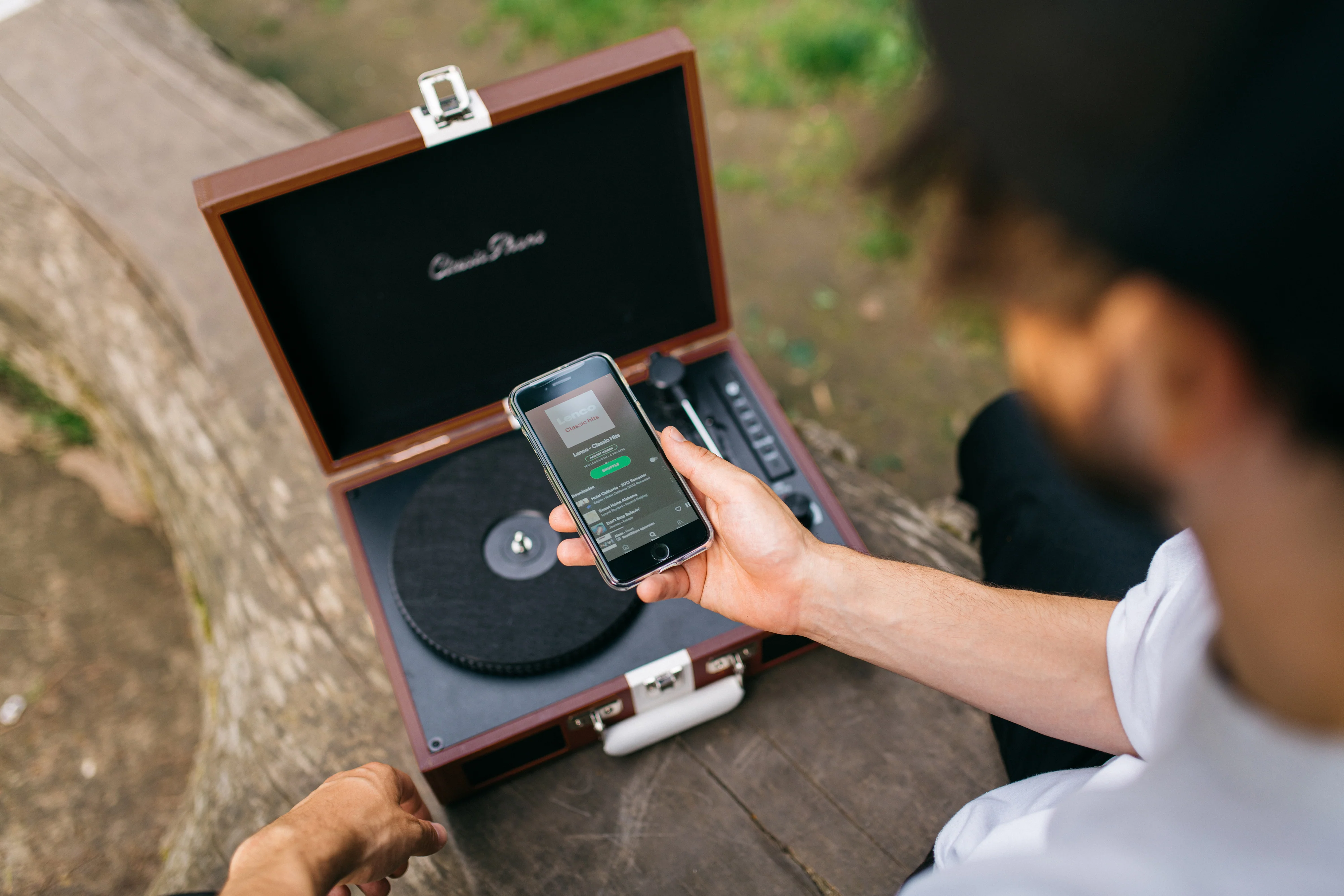 Classic Phono TT-120BNWH - Platine vinyle avec Bluetooth®, haut-parleurs intégrés et batterie rechargeable intégrée - Marron/Blanc - Image 12