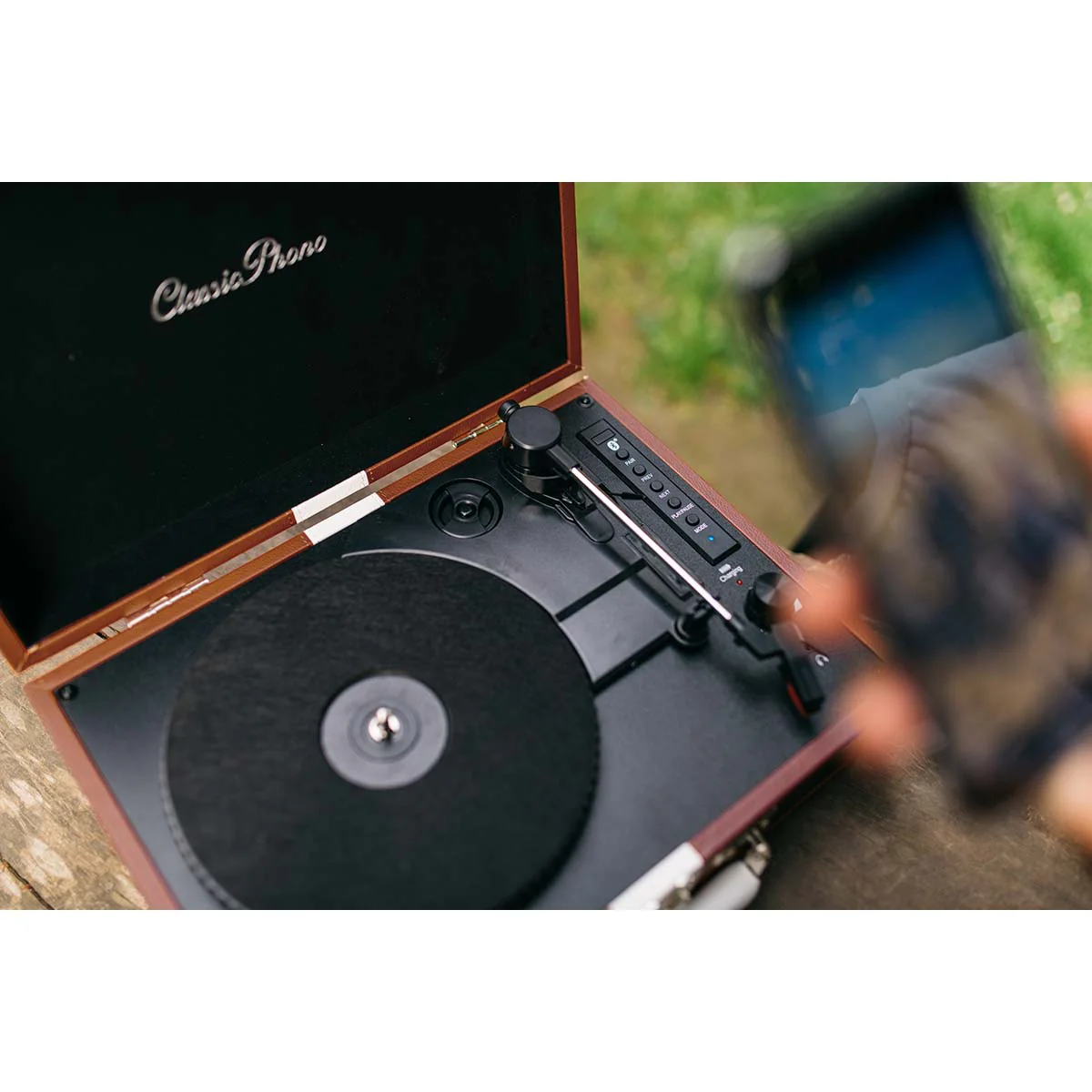 Classic Phono TT-120BNWH - Platine vinyle avec Bluetooth®, haut-parleurs intégrés et batterie rechargeable intégrée - Marron/Blanc - Image 5