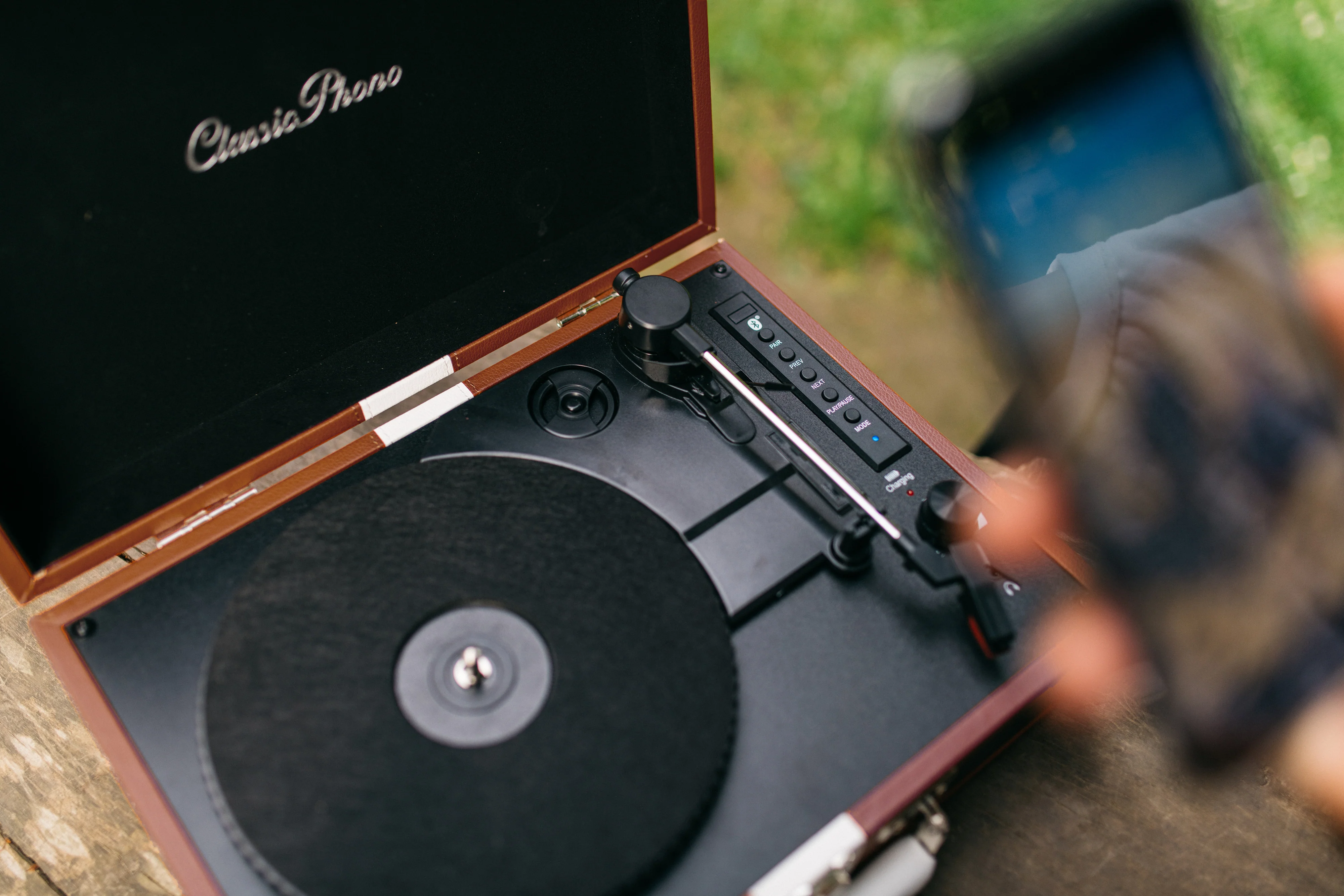 Classic Phono TT-120BNWH - Platine vinyle avec Bluetooth®, haut-parleurs intégrés et batterie rechargeable intégrée - Marron/Blanc - Image 9