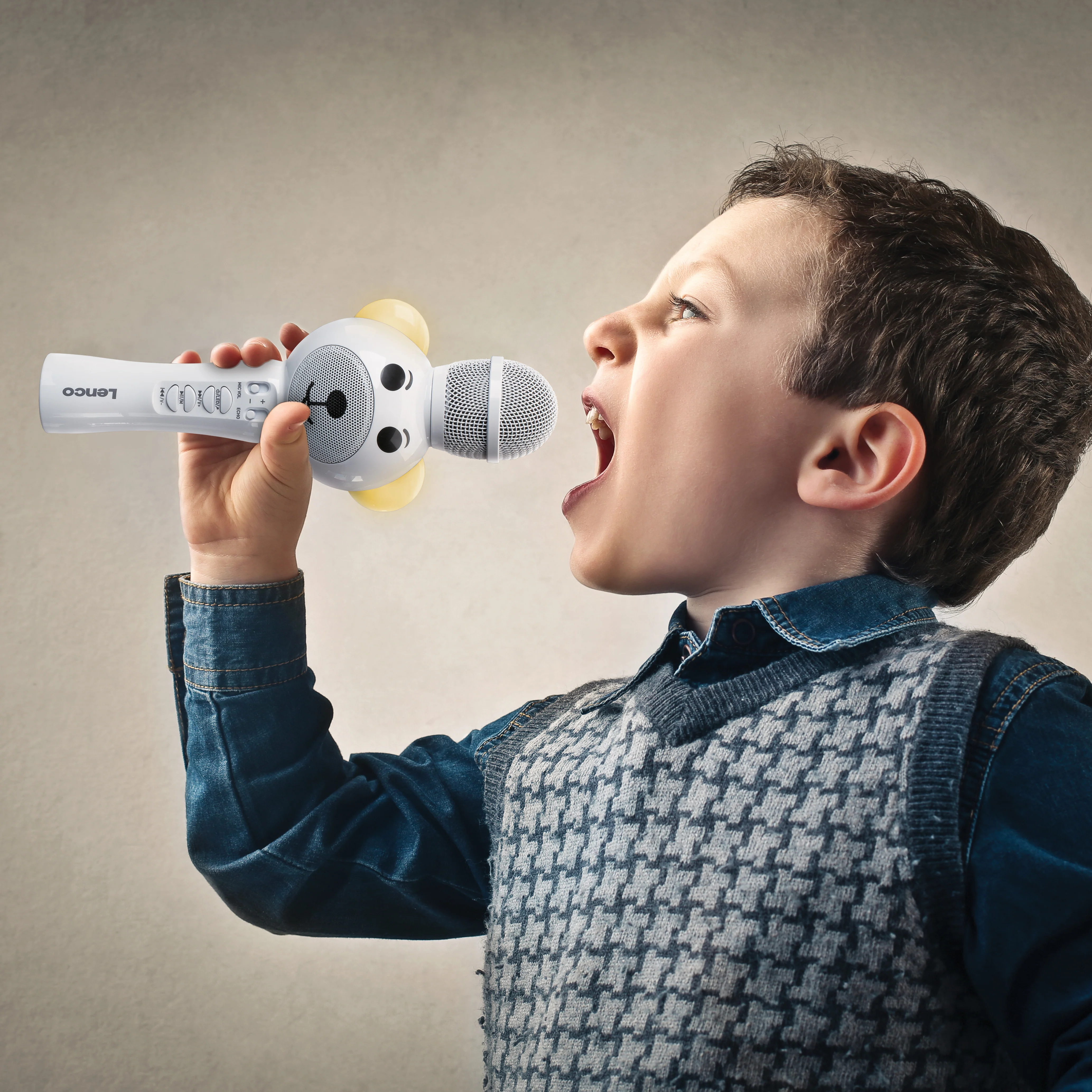 Lenco BMC-060WH - Microphone karaoké avec Bluetooth®, slot SD, lumières, sortie auxiliaire - Blanc - Image 5