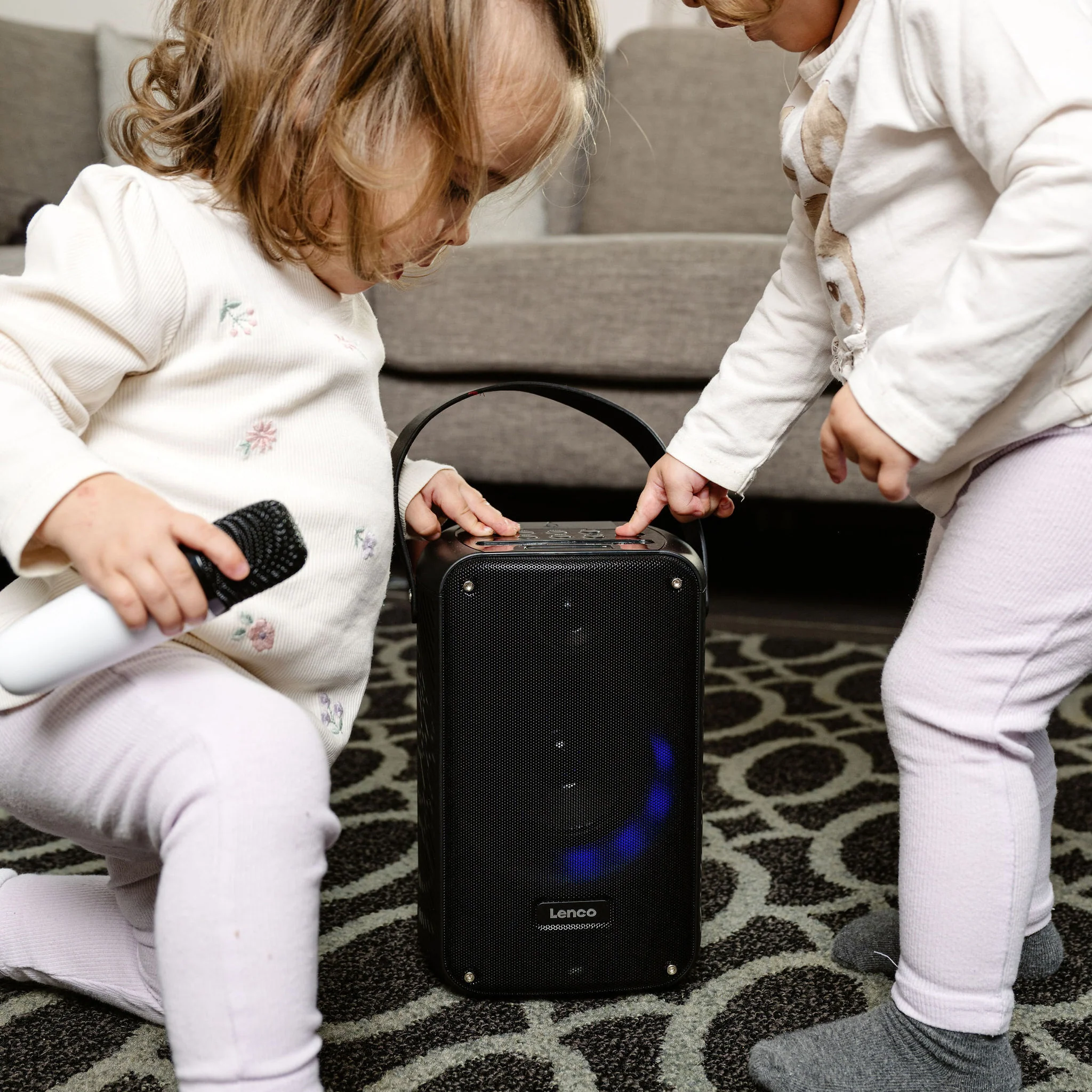 LENCO BTC-060BK - Ensemble de karaoké avec Bluetooth®, batterie rechargeable, microphone karaoké sans fil et éclairage LED disco - Image 12