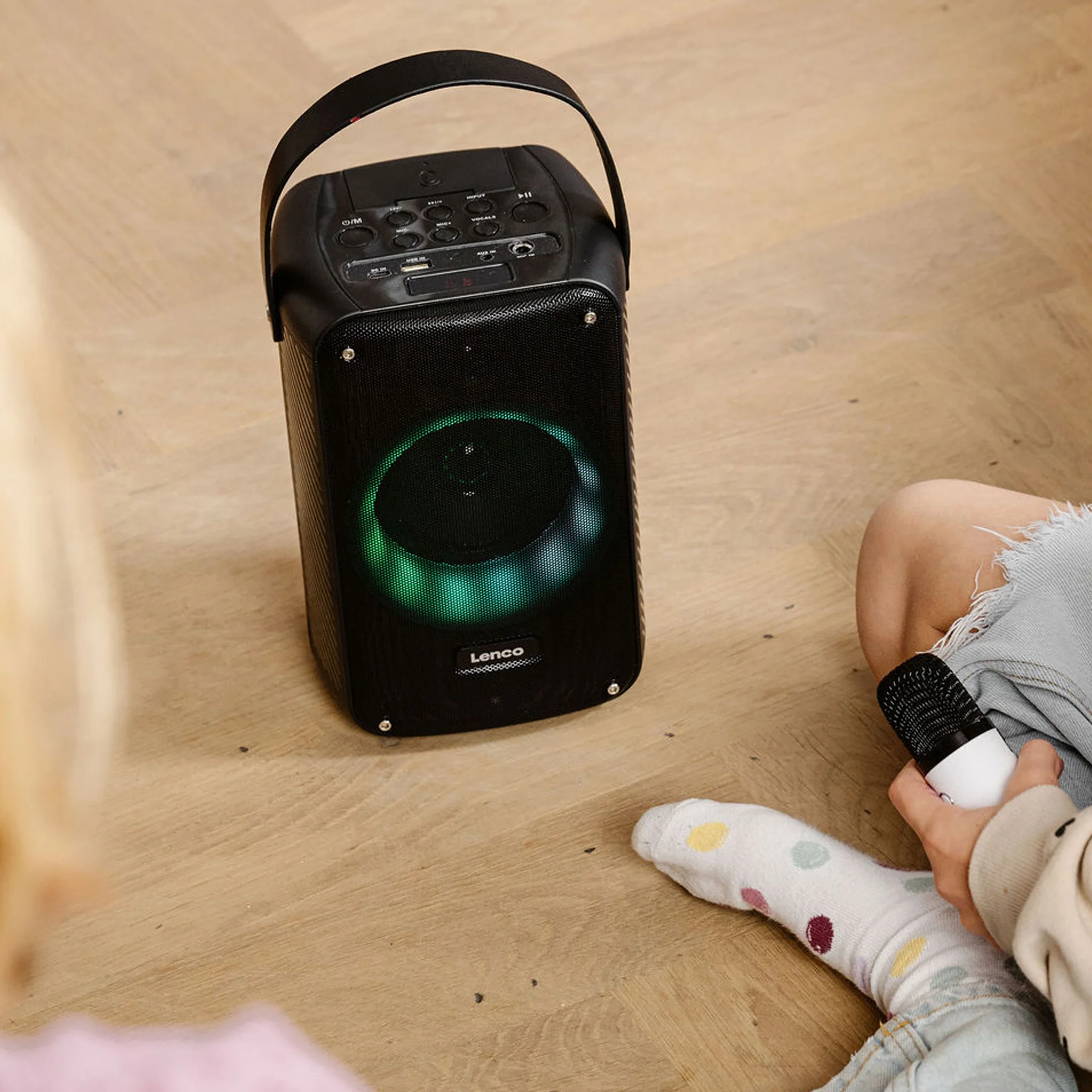 LENCO BTC-060BK - Ensemble de karaoké avec Bluetooth®, batterie rechargeable, microphone karaoké sans fil et éclairage LED disco - Image 17