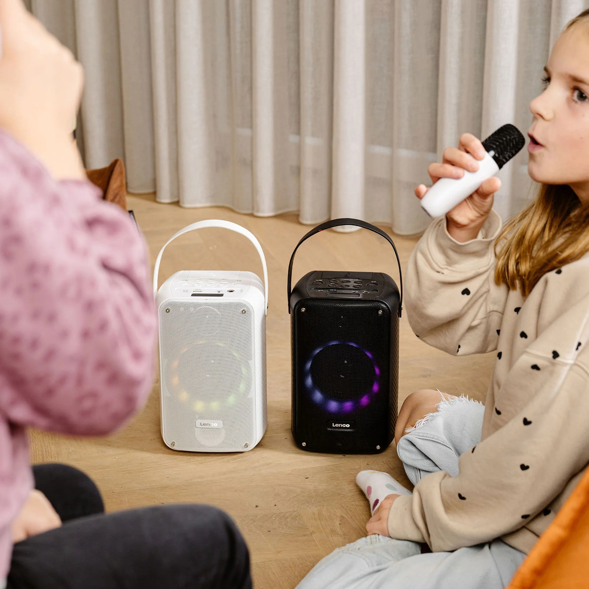 LENCO BTC-060BK - Ensemble de karaoké avec Bluetooth®, batterie rechargeable, microphone karaoké sans fil et éclairage LED disco - Image 20