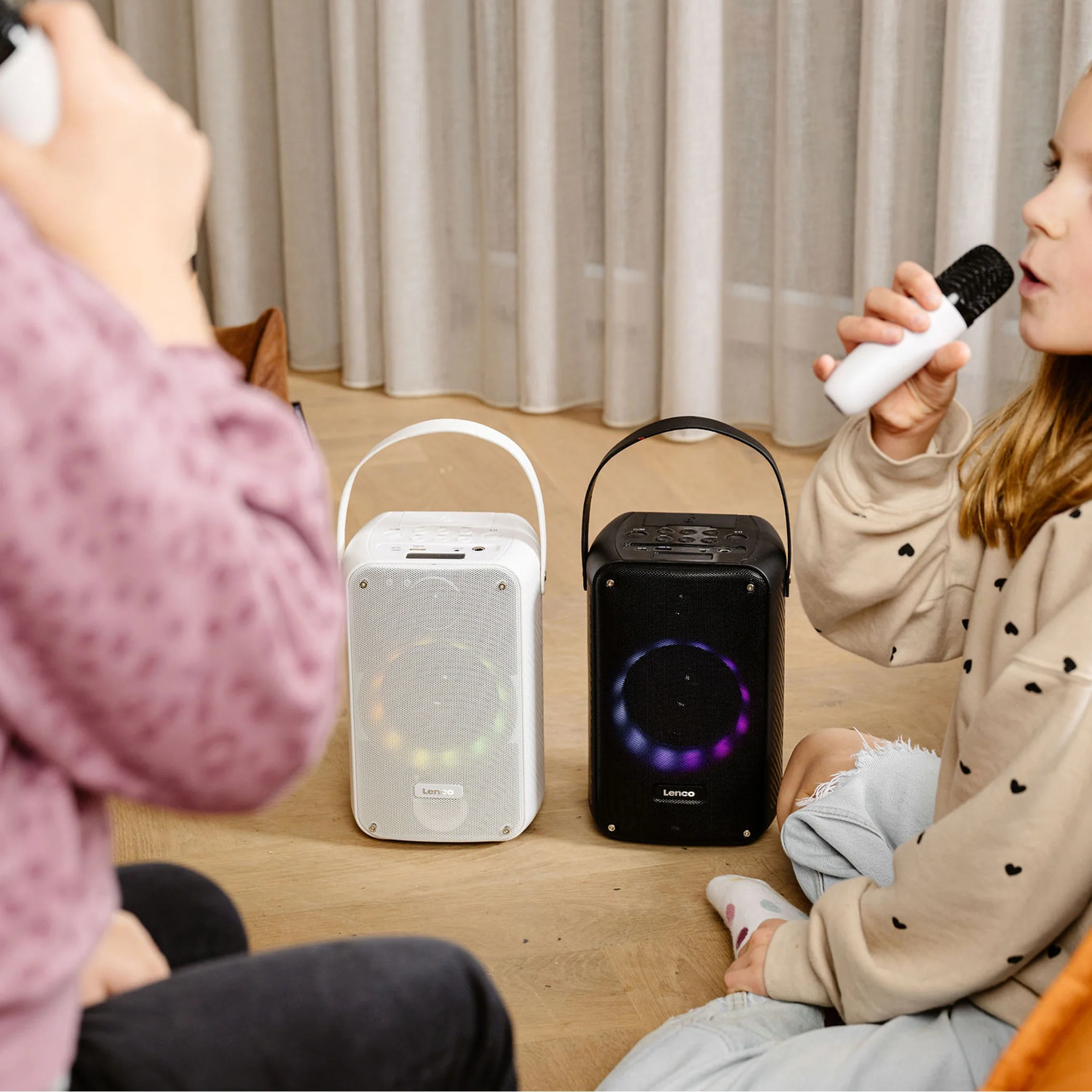 LENCO BTC-060WH - Ensemble de karaoké avec Bluetooth®, batterie rechargeable, microphone karaoké sans fil et éclairage LED disco - Blanc - Image 19