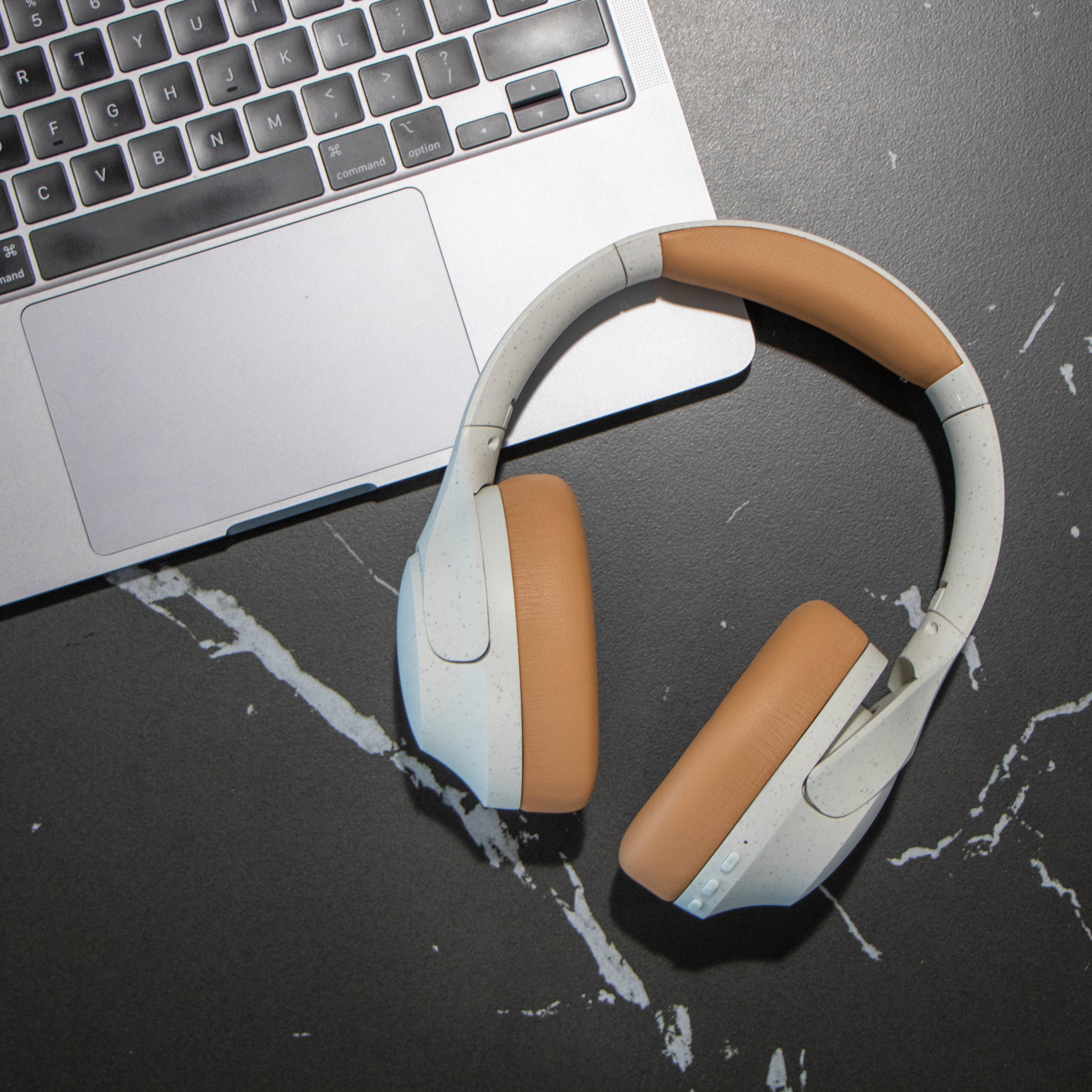 Lenco HPB-830GY - Casque sans fil Bluetooth® avec réduction de bruit active et microphones intégrés - Gris/Blanc - Image 13