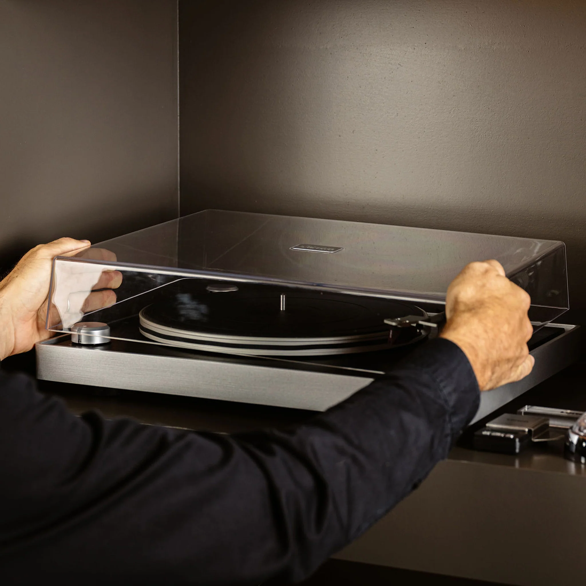 Lenco L-455BK - Platine vinyle avec entraînement par courroie visible, cadre en aluminium brossé et cellule à aimant mobile Ortofon 2M RED - Noir - Image 21