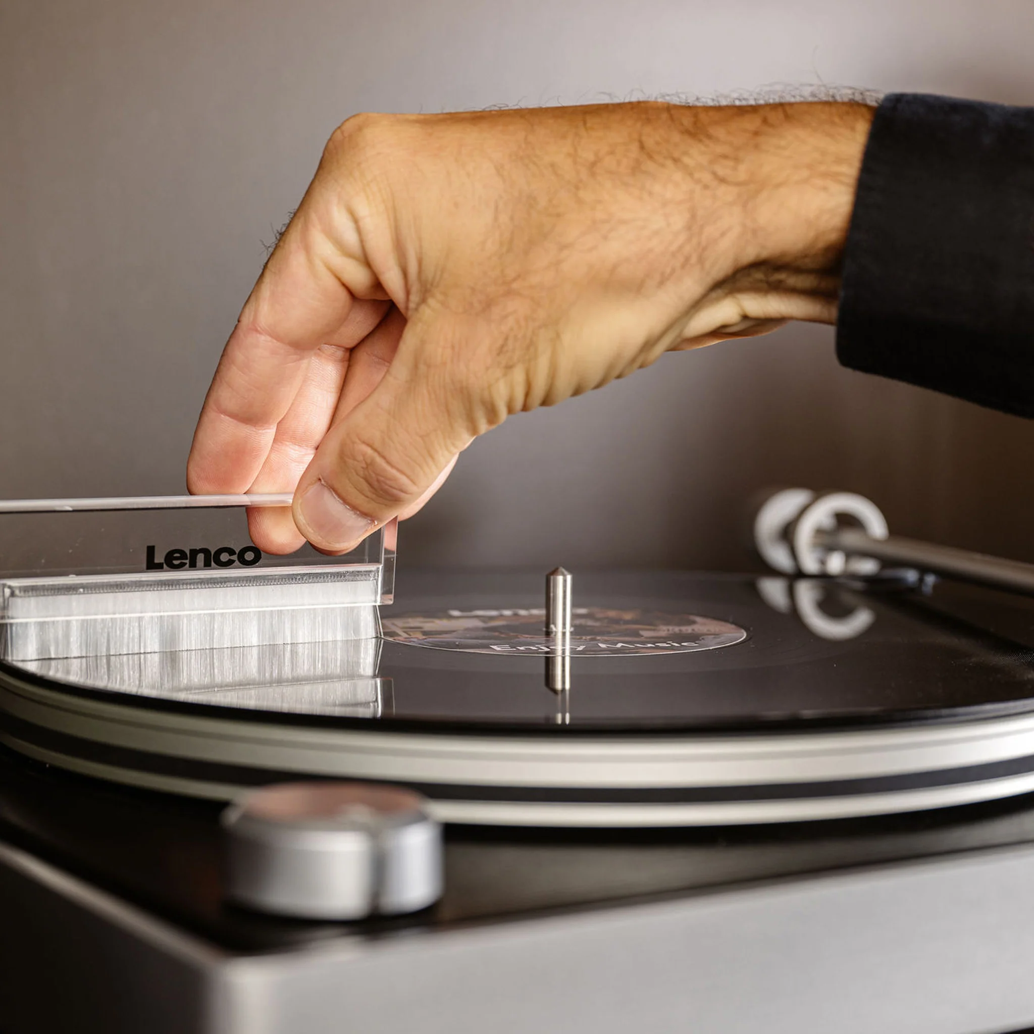 Lenco L-455BK - Platine vinyle avec entraînement par courroie visible, cadre en aluminium brossé et cellule à aimant mobile Ortofon 2M RED - Noir - Image 22