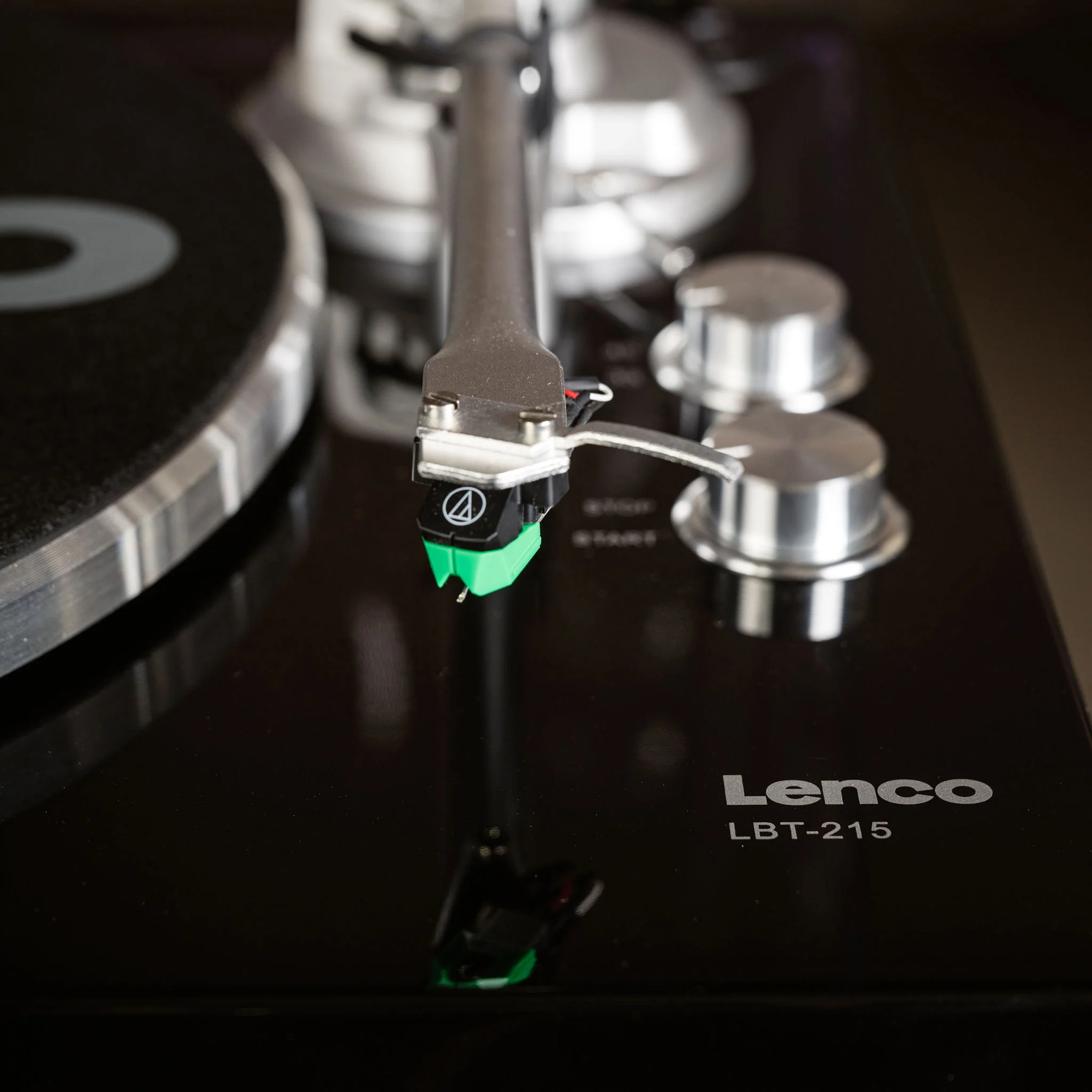 Lenco LBT-215BK - Platine vinyle avec Bluetooth® et plateau tournant, bras de lecture et contrepoids en métal - Couleur Piano Black exclusive - Image 16