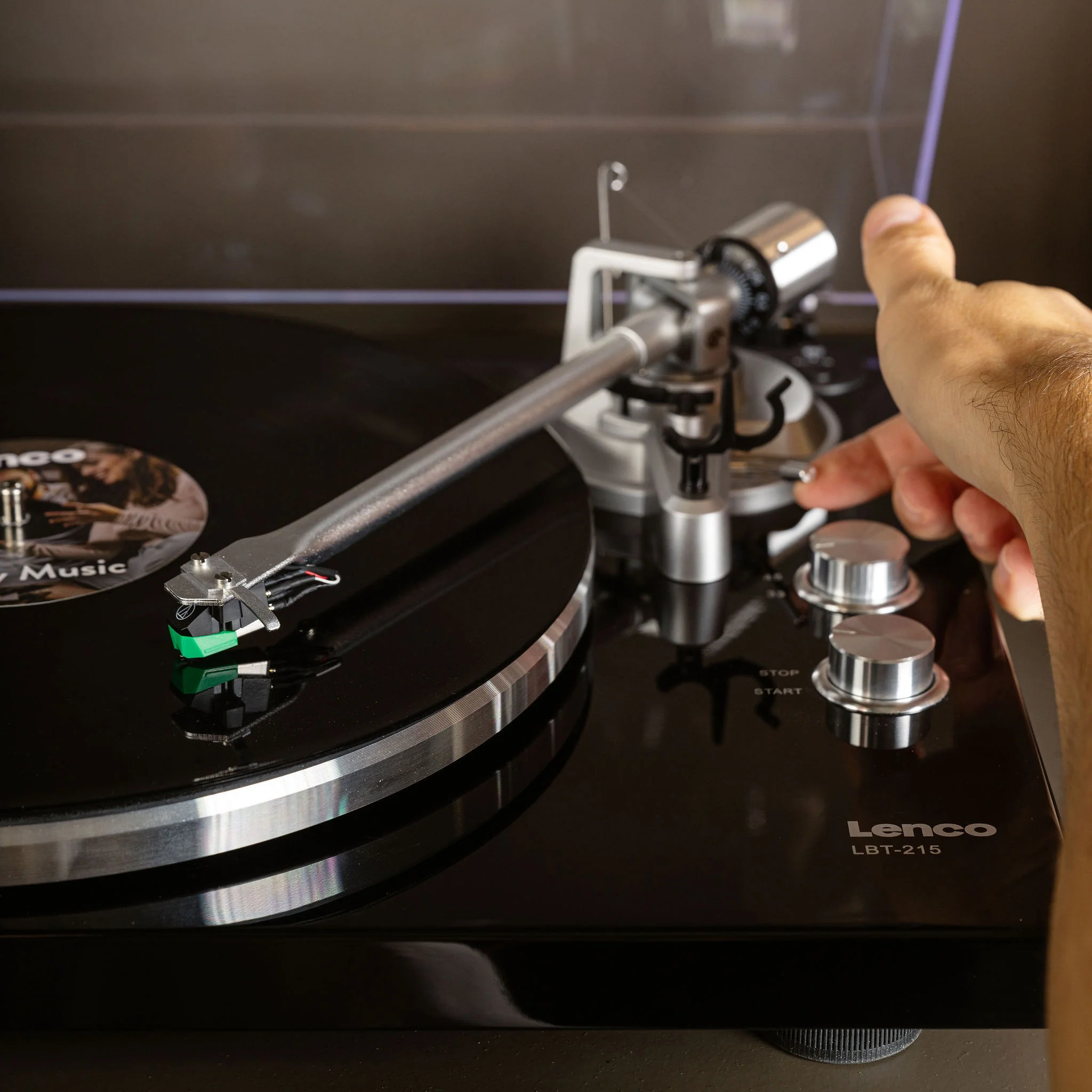 Lenco LBT-215BK - Platine vinyle avec Bluetooth® et plateau tournant, bras de lecture et contrepoids en métal - Couleur Piano Black exclusive - Image 23
