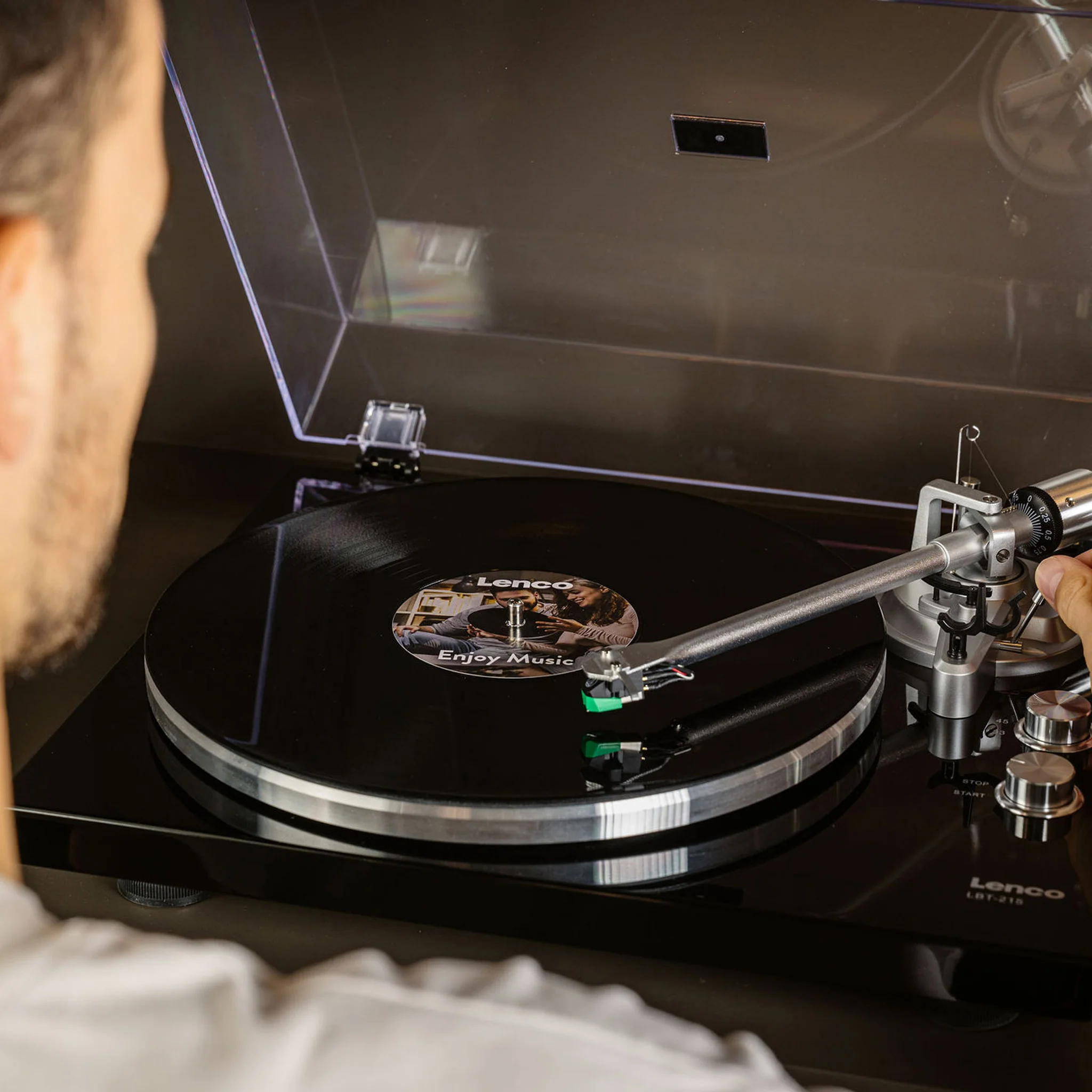 Lenco LBT-215BK - Platine vinyle avec Bluetooth® et plateau tournant, bras de lecture et contrepoids en métal - Couleur Piano Black exclusive - Image 24