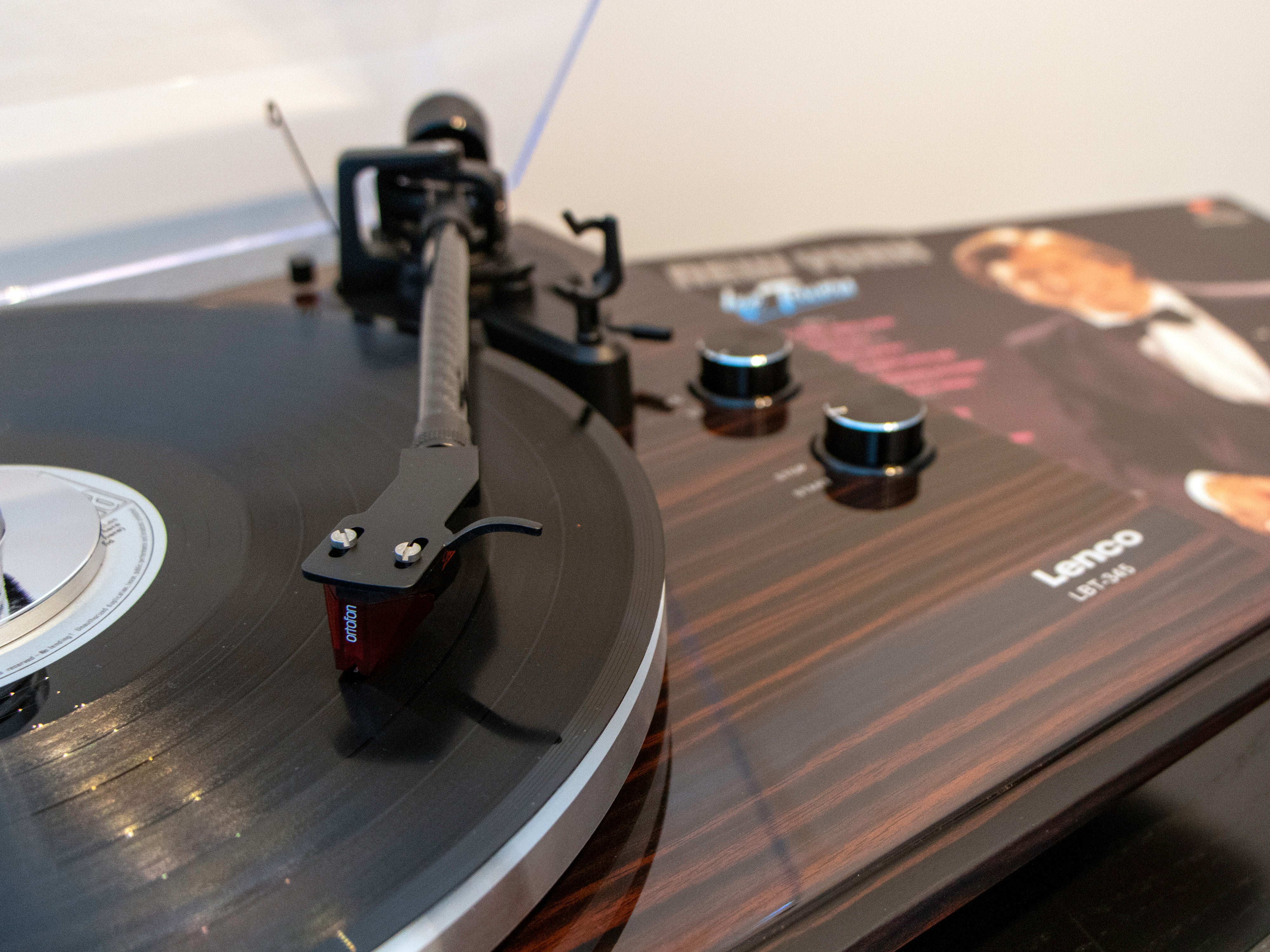 Lenco LBT-345WA - Platine vinyle avec Bluetooth® et cellule Ortofon 2M Red, stabilisateur de plateau chromé inclus - Noyer - Image 23