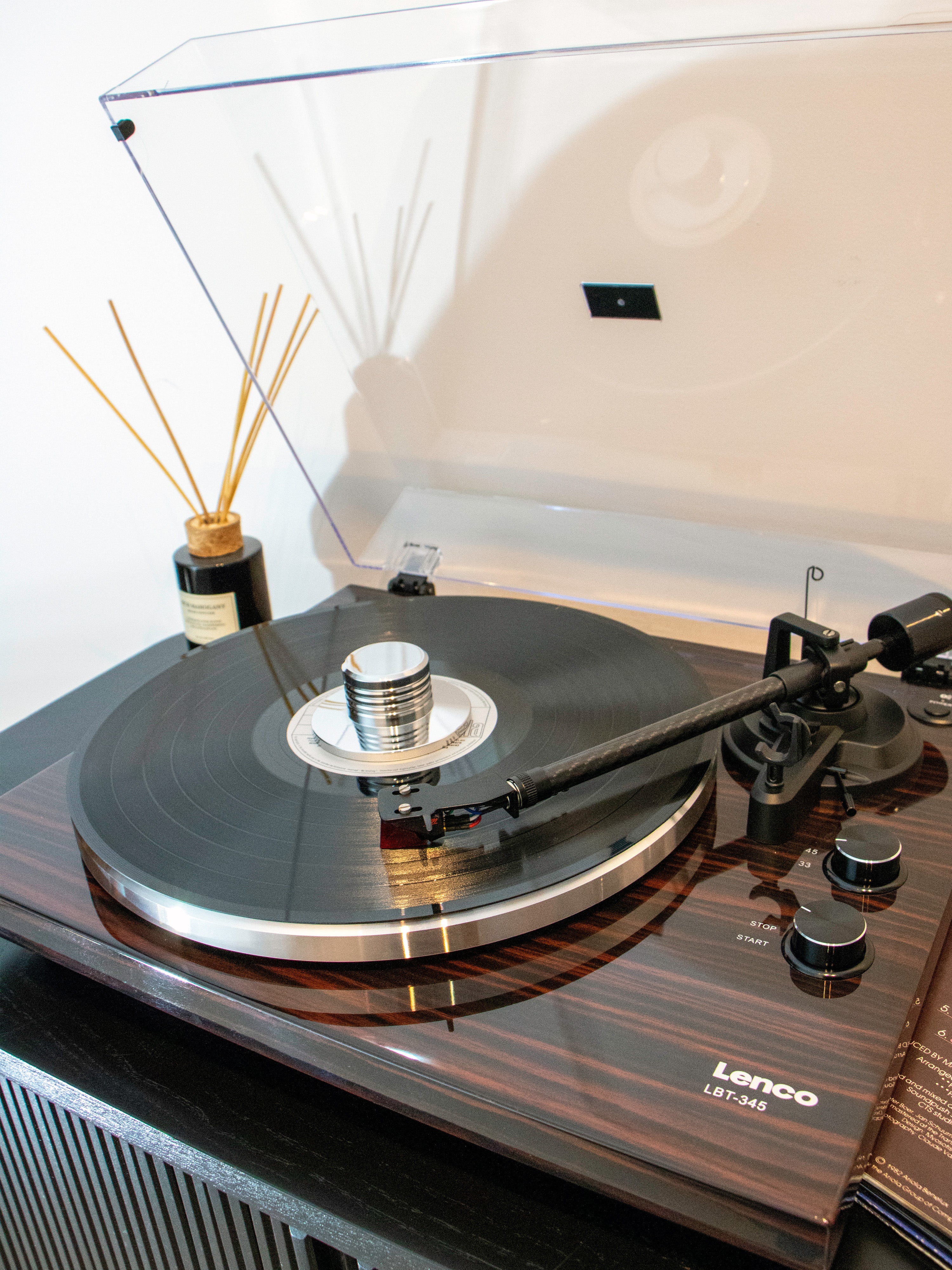 Lenco LBT-345WA - Platine vinyle avec Bluetooth® et cellule Ortofon 2M Red, stabilisateur de plateau chromé inclus - Noyer - Image 24