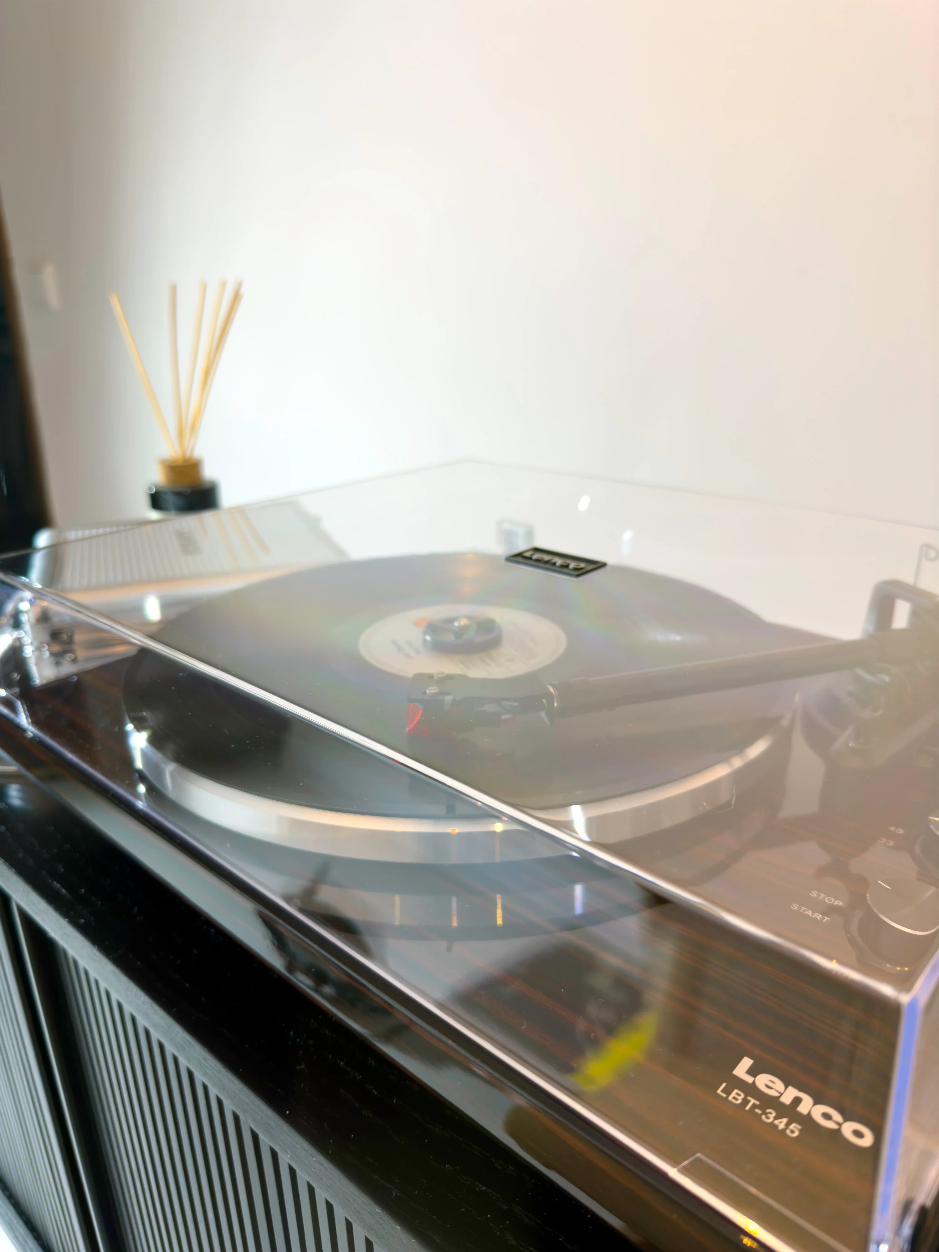Lenco LBT-345WA - Platine vinyle avec Bluetooth® et cellule Ortofon 2M Red, stabilisateur de plateau chromé inclus - Noyer - Image 28