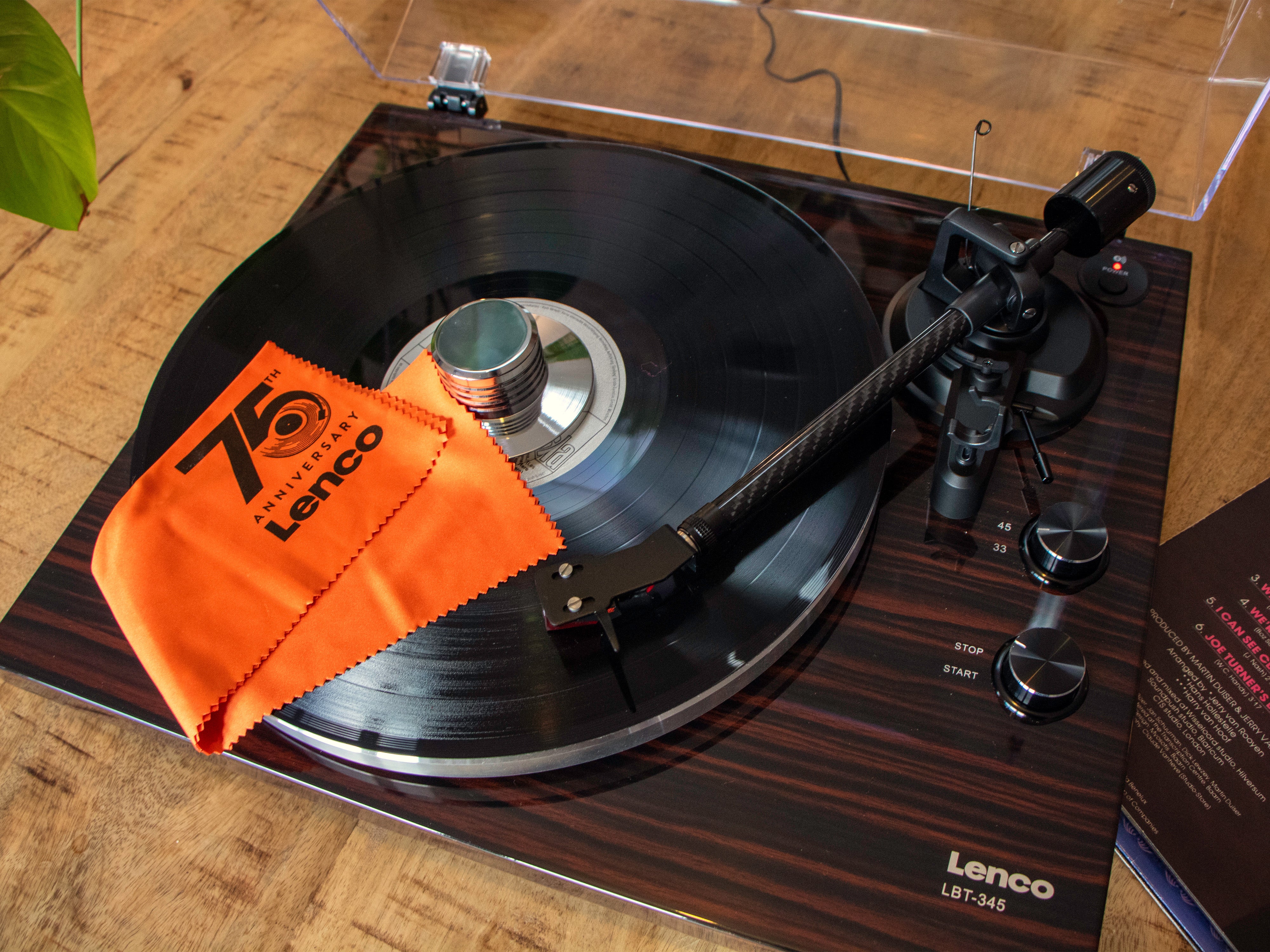 Lenco LBT-345WA - Platine vinyle avec Bluetooth® et cellule Ortofon 2M Red, stabilisateur de plateau chromé inclus - Noyer - Image 29