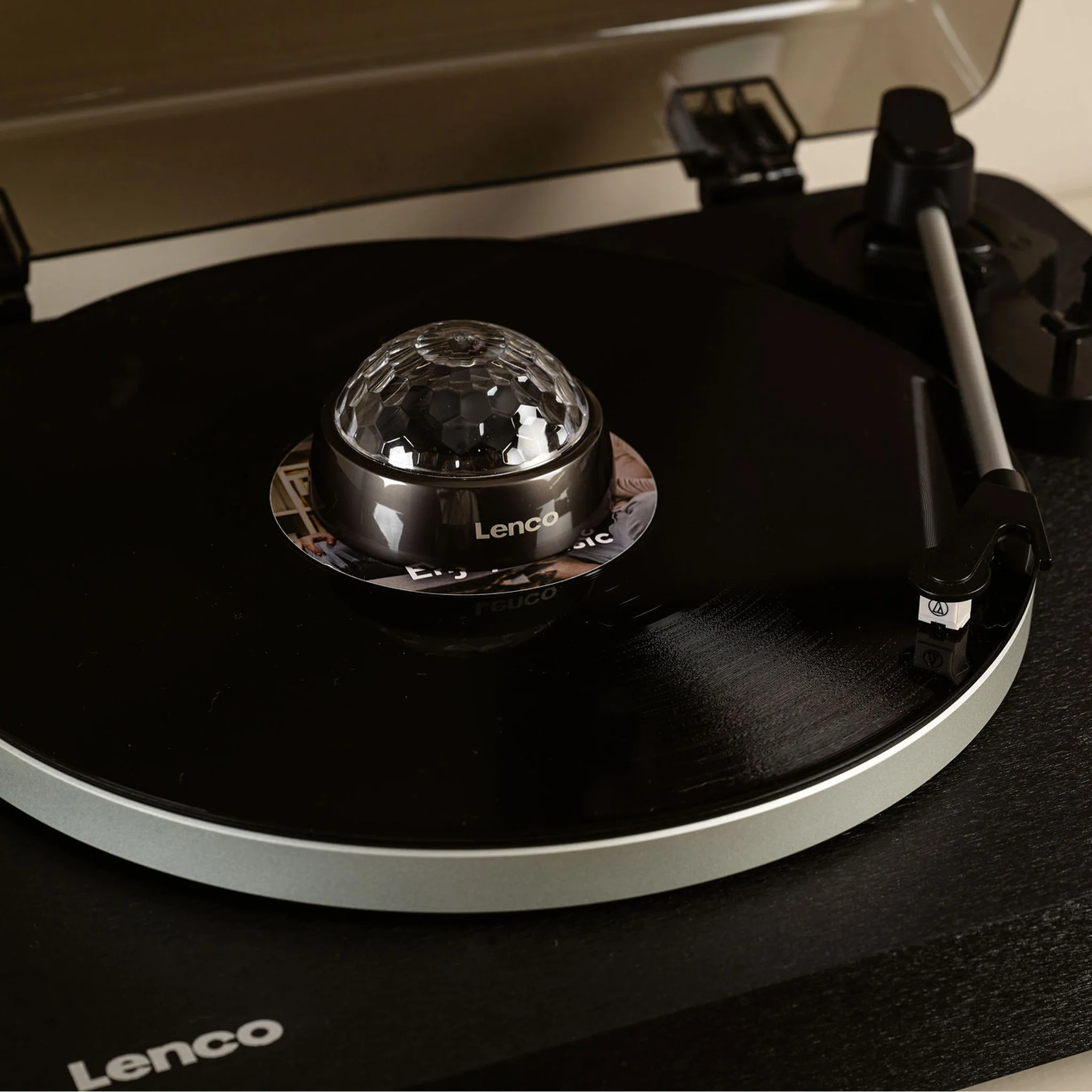 Lenco LBTA-165BK - Platine vinyle entièrement automatique avec transmission Bluetooth® et préamplificateur - Plateau et bras de lecture en métal - Noir - Image 13