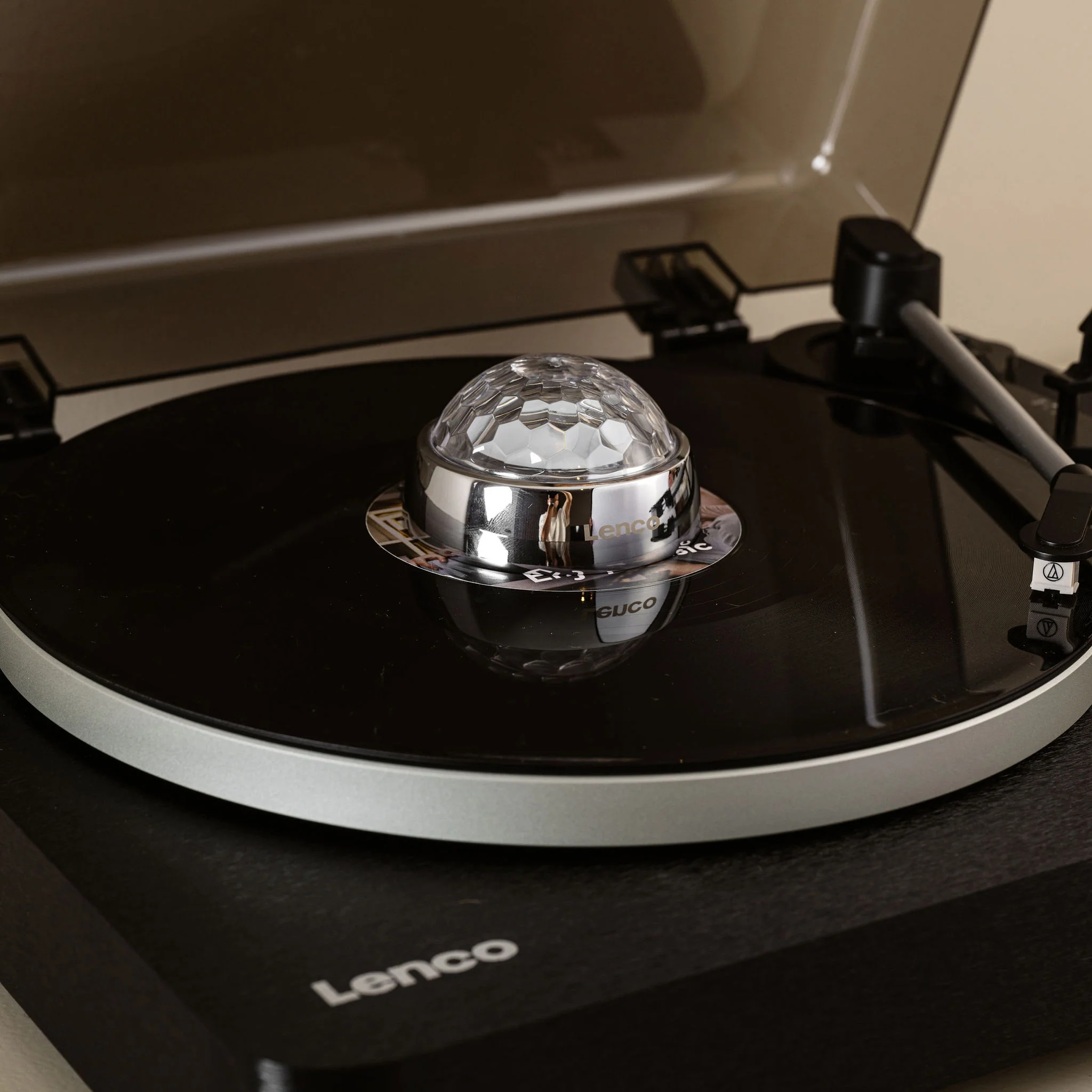 Lenco LBTA-165BK - Platine vinyle entièrement automatique avec transmission Bluetooth® et préamplificateur - Plateau et bras de lecture en métal - Noir - Image 21