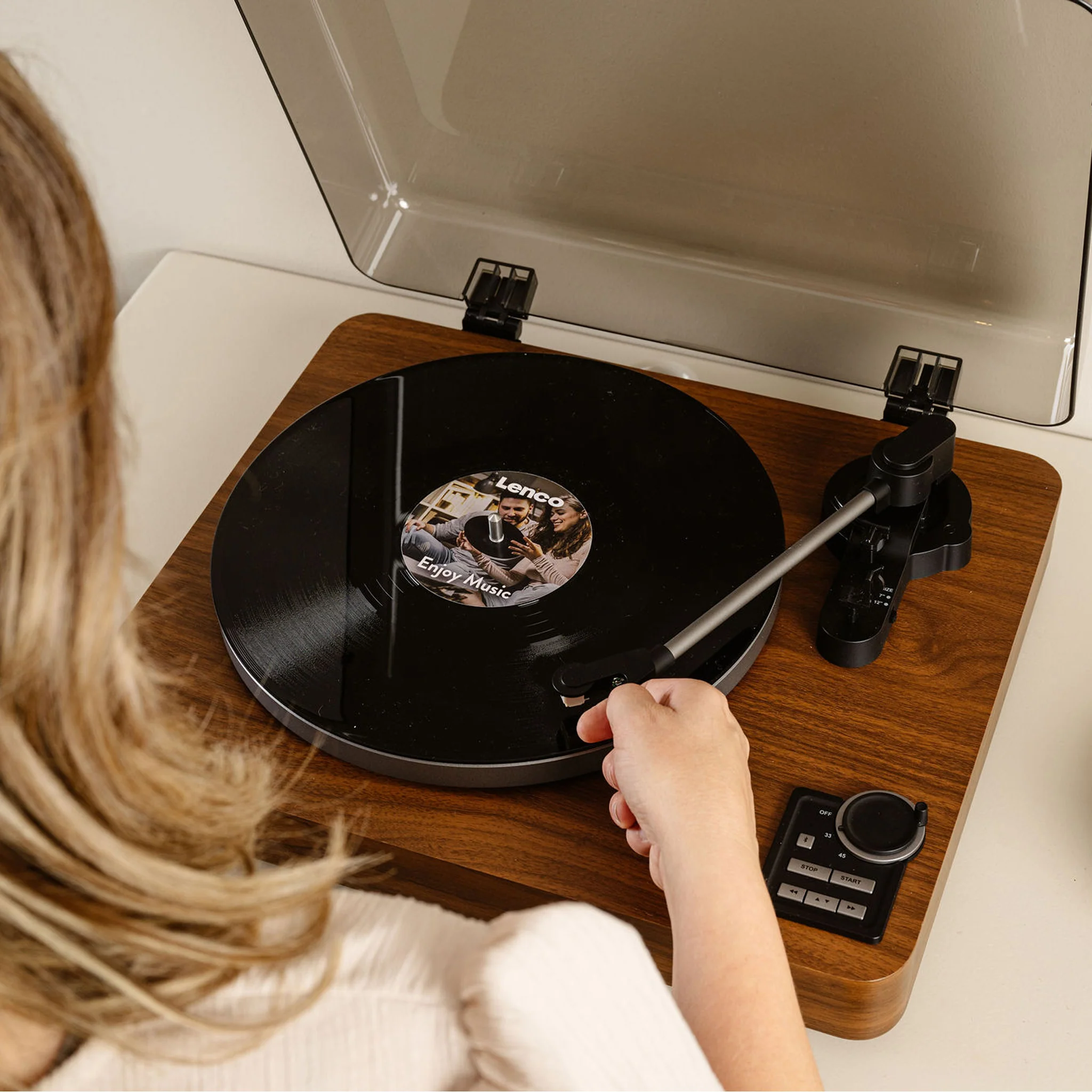 Lenco LBTA-165WD - Platine vinyle entièrement automatique avec transmission Bluetooth® et préamplificateur - Plateau et bras de lecture en métal - Bois - Image 12