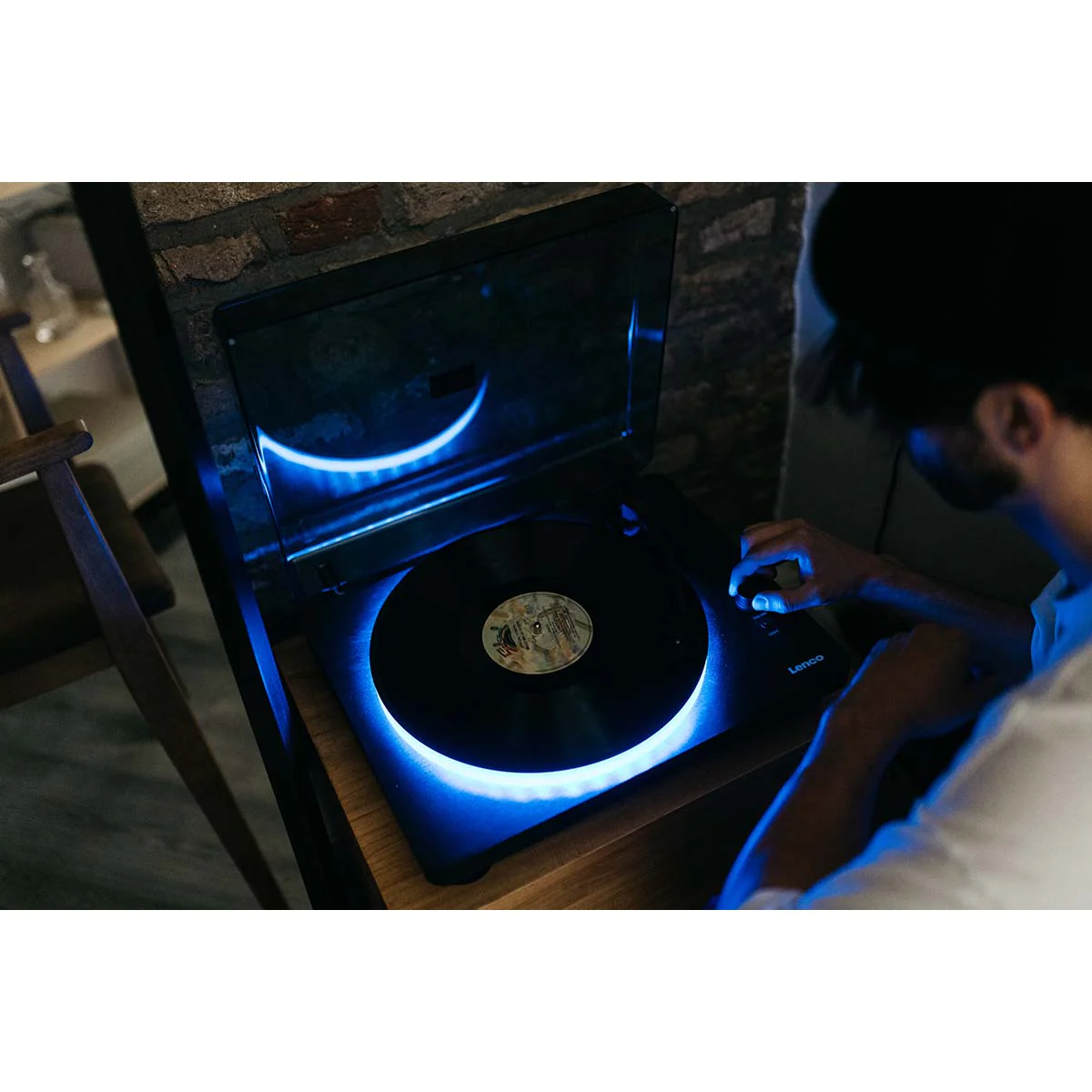 Lenco LS-50LEDBK - Platine vinyle avec haut-parleurs intégrés et éclairage LED - Noir - Image 12