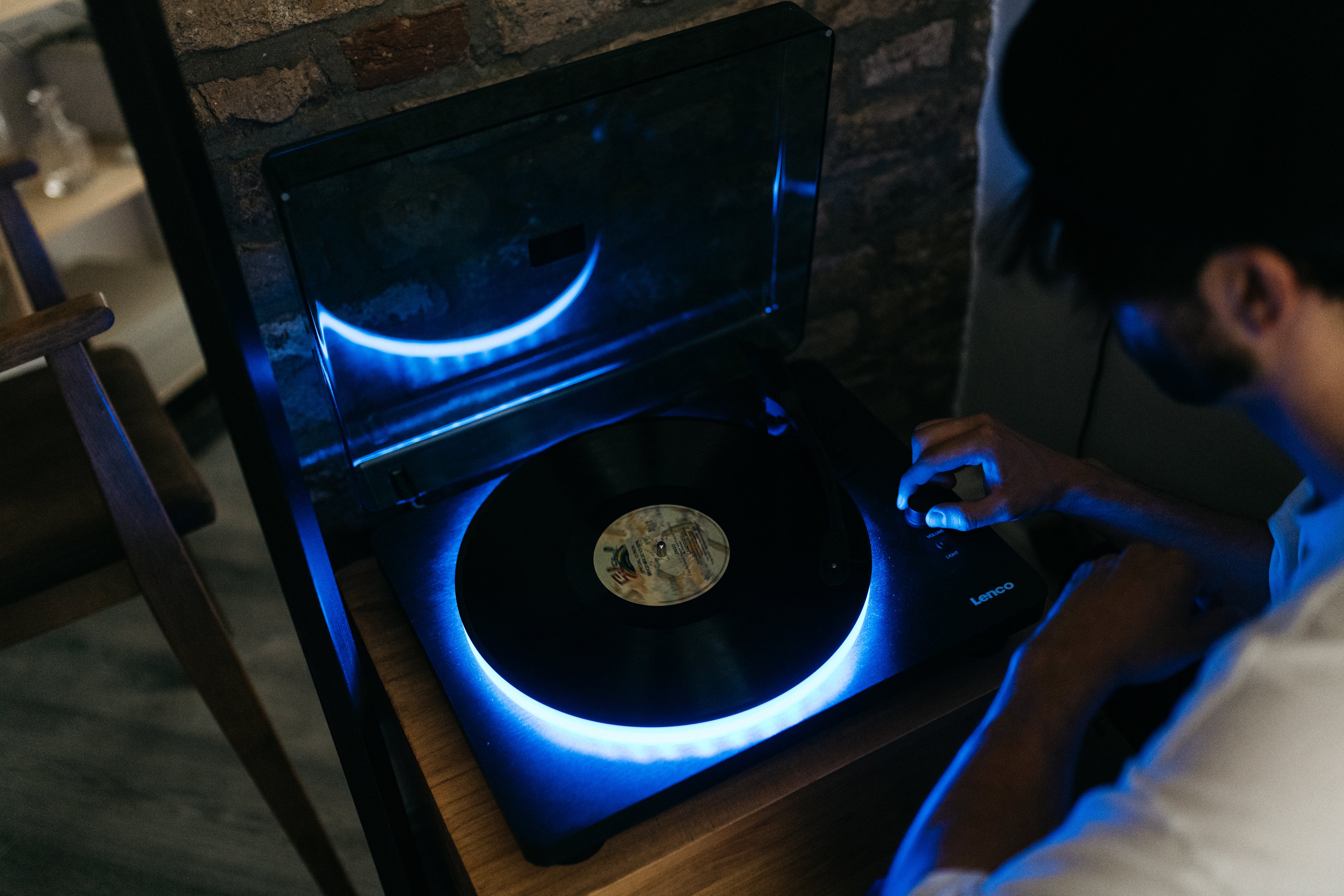 Lenco LS-50LEDBK - Platine vinyle avec haut-parleurs intégrés et éclairage LED - Noir - Image 18