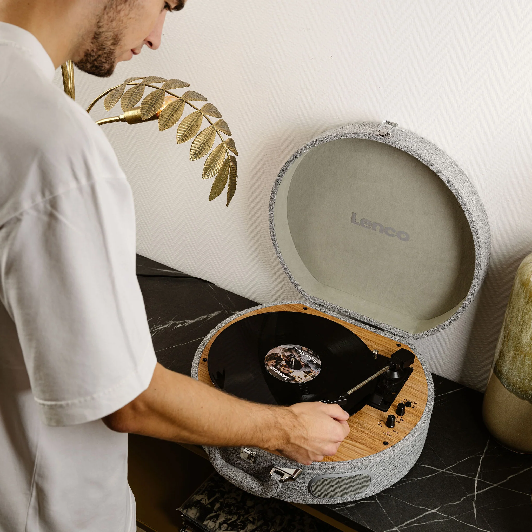 Lenco LS-66GY - Platine vinyle rétro en bois avec haut-parleurs intégrés, Bluetooth® et cellule AT3600L - Gris - Image 15