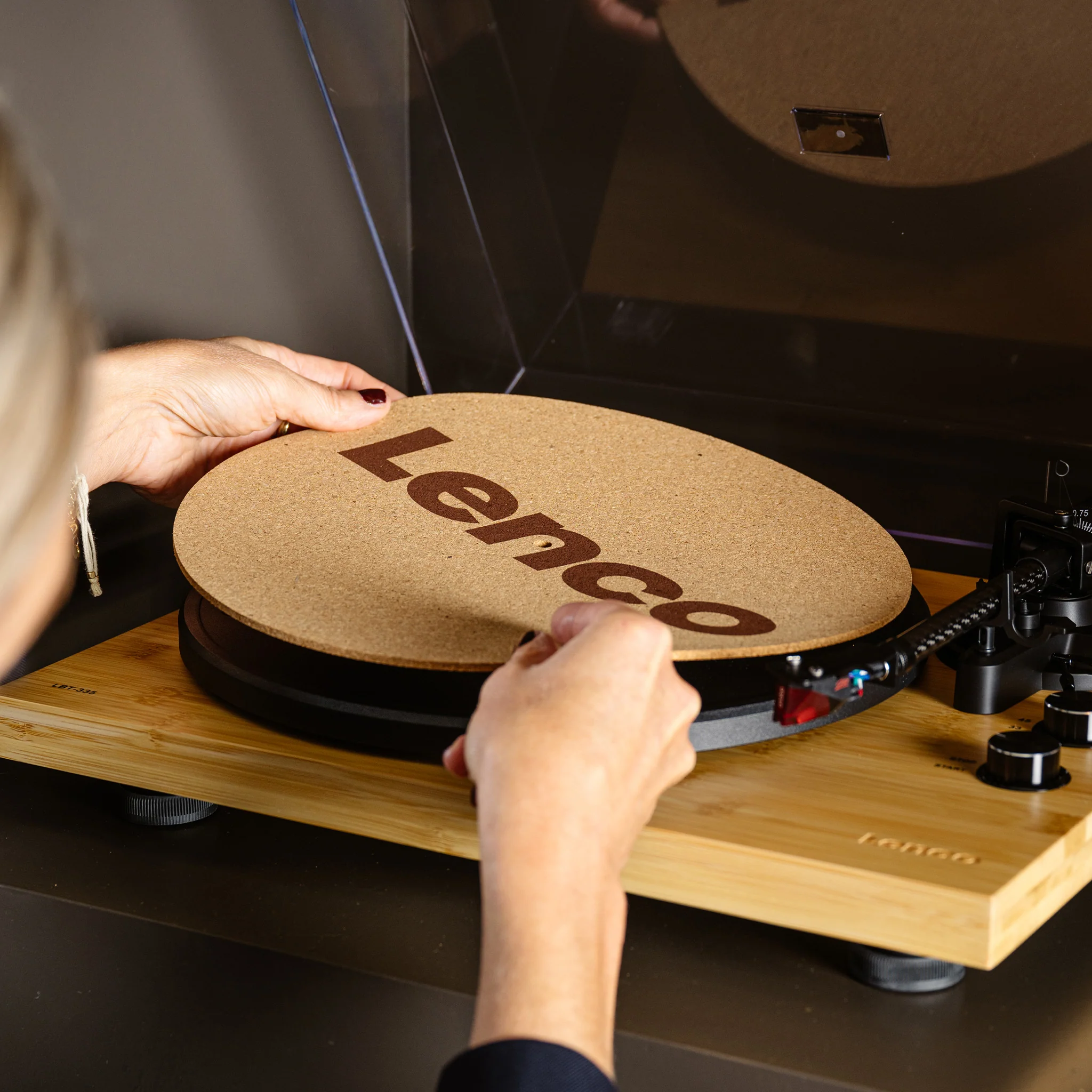 Lenco TTA-030CO - Tapis de platine vinyle, fabriqué en liège - Couvre-plateau en liège - Image 4