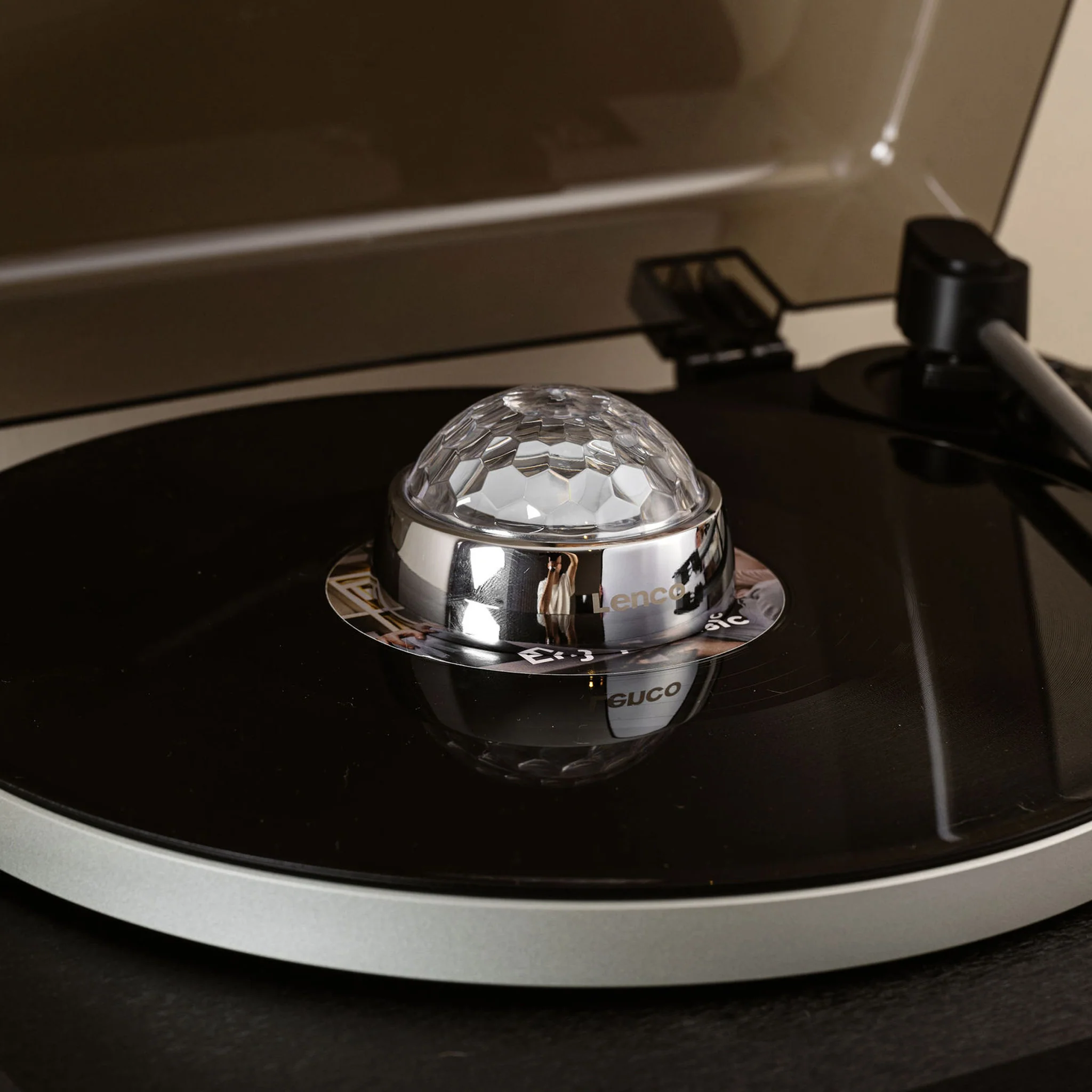 Lenco TTA-080SI - Stabilisateur vinyle avec effets lumineux RGB - Poids de pression pour platine vinyle de 250 g et boule disco en un – Argent - Image 20