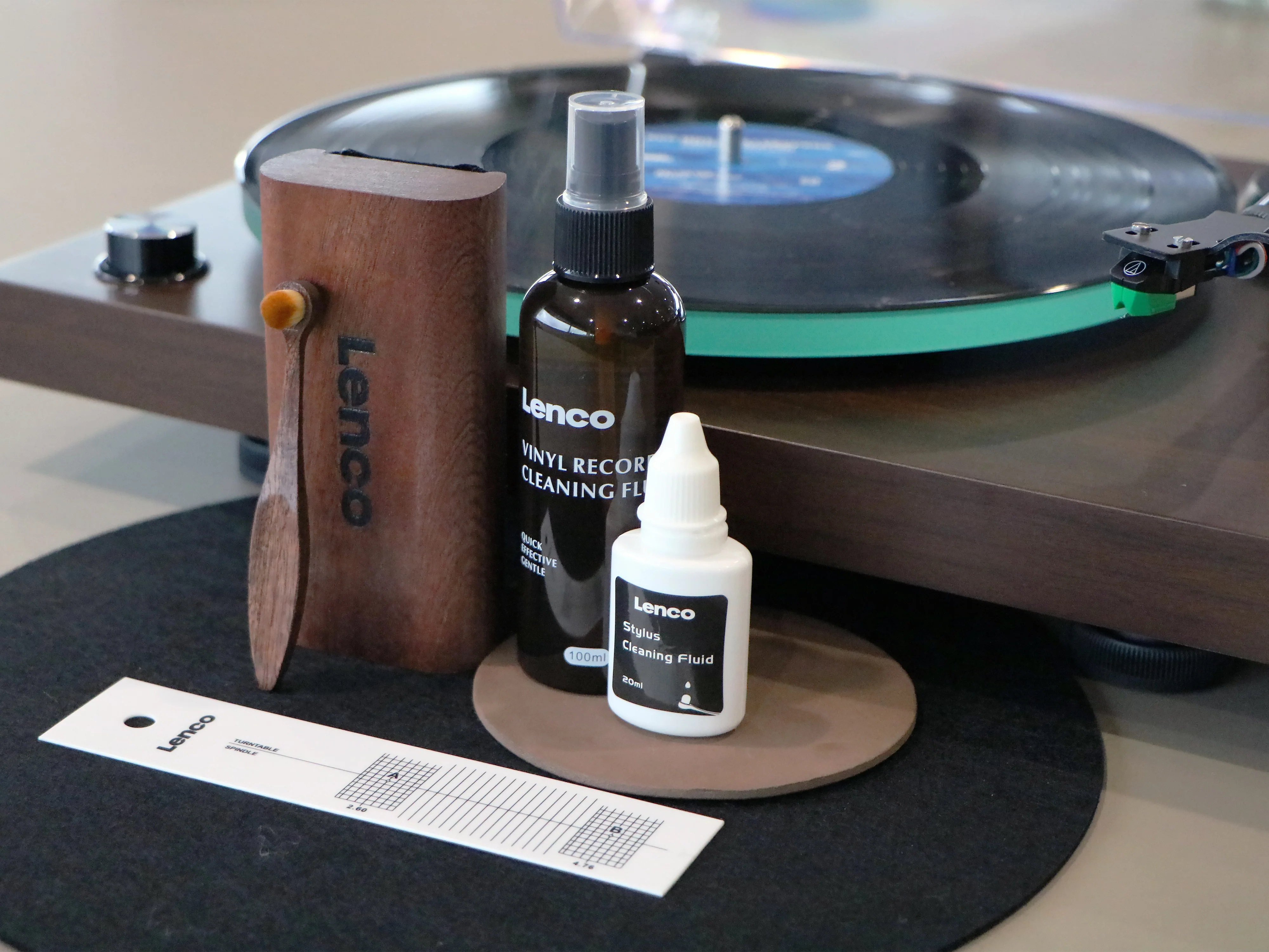 LENCO TTA-6IN1 - Set d'accessoires 6-en-1 pour platine vinyle et kit de luxe pour nettoyer les disques vinyles - Bois haut de gamme - Image 13