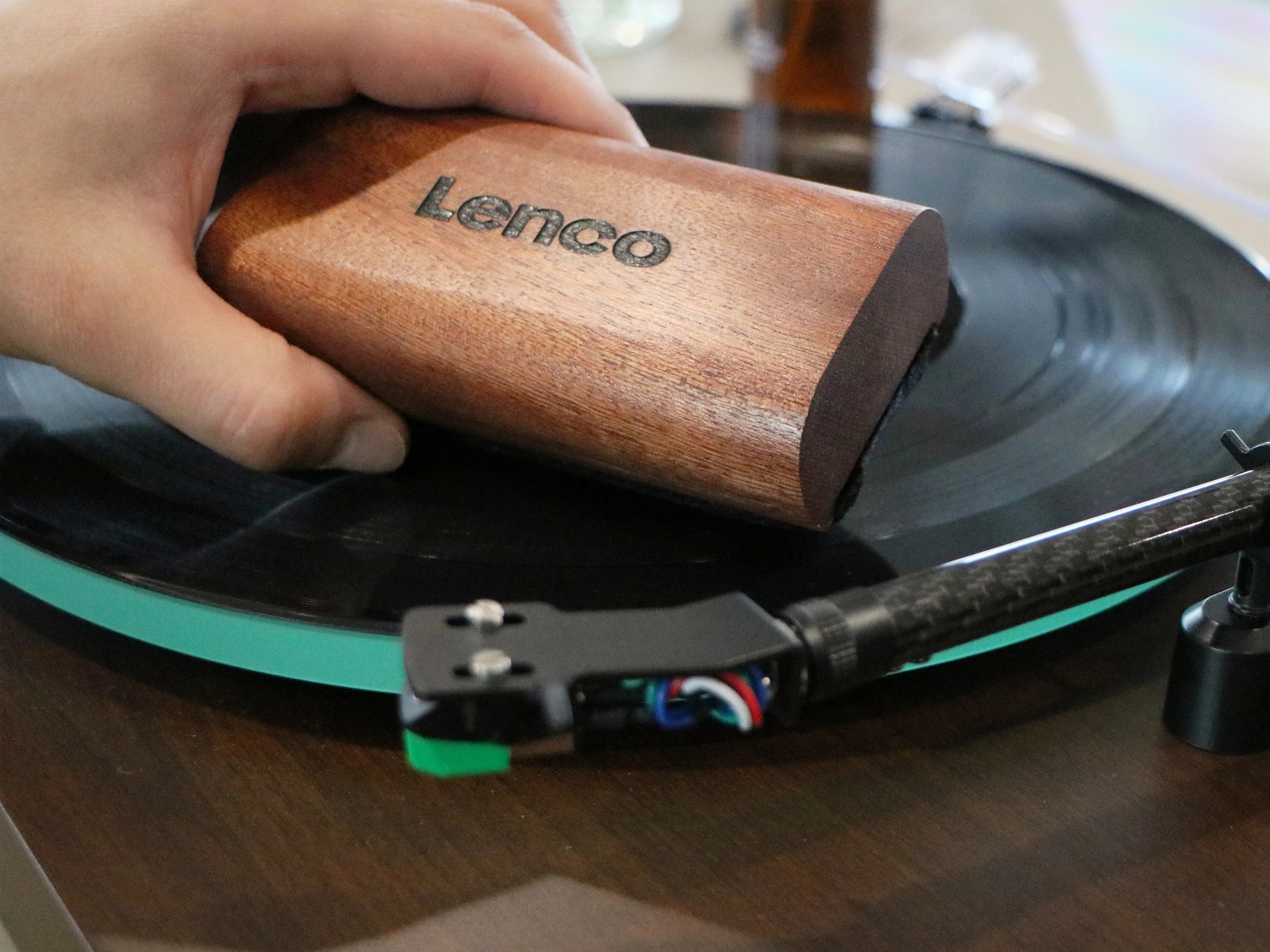 LENCO TTA-6IN1 - Set d'accessoires 6-en-1 pour platine vinyle et kit de luxe pour nettoyer les disques vinyles - Bois haut de gamme - Image 14